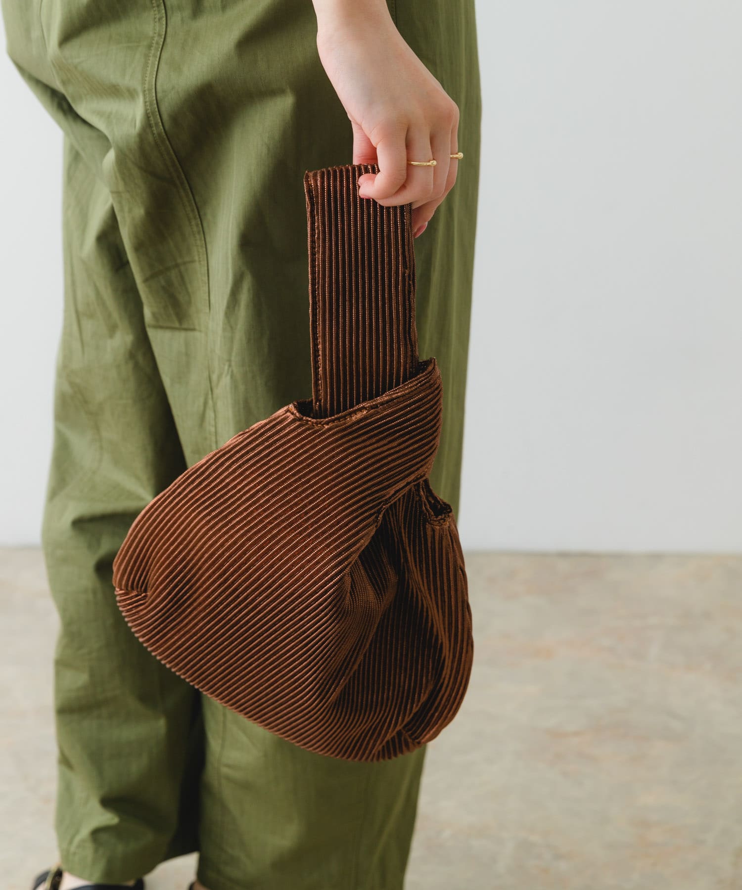 メタリックプリーツバッグ BROWN one