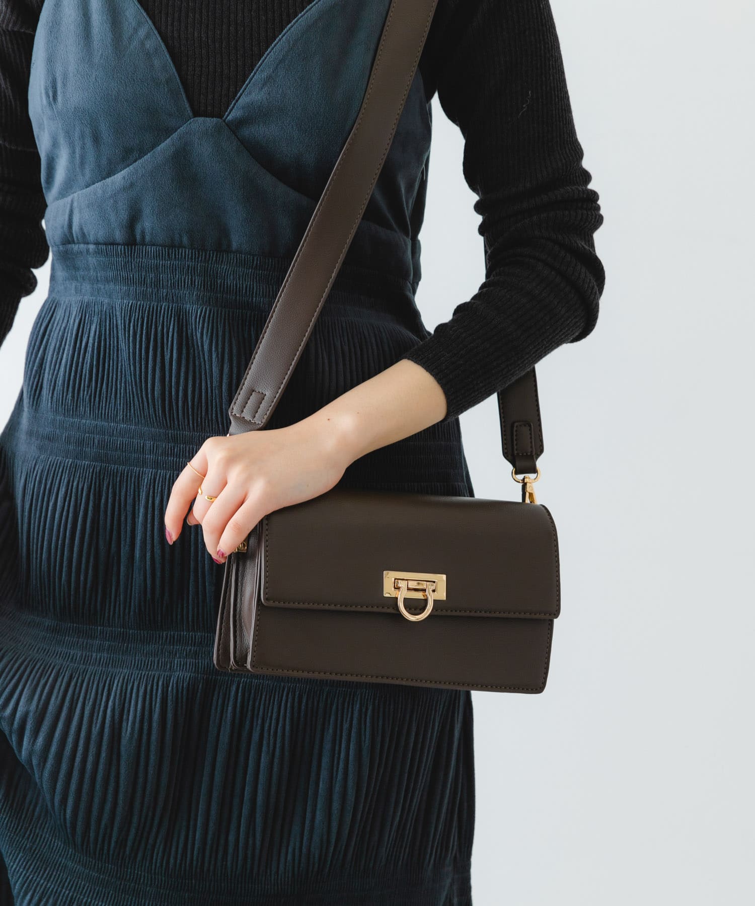 金具付ショルダーバッグ