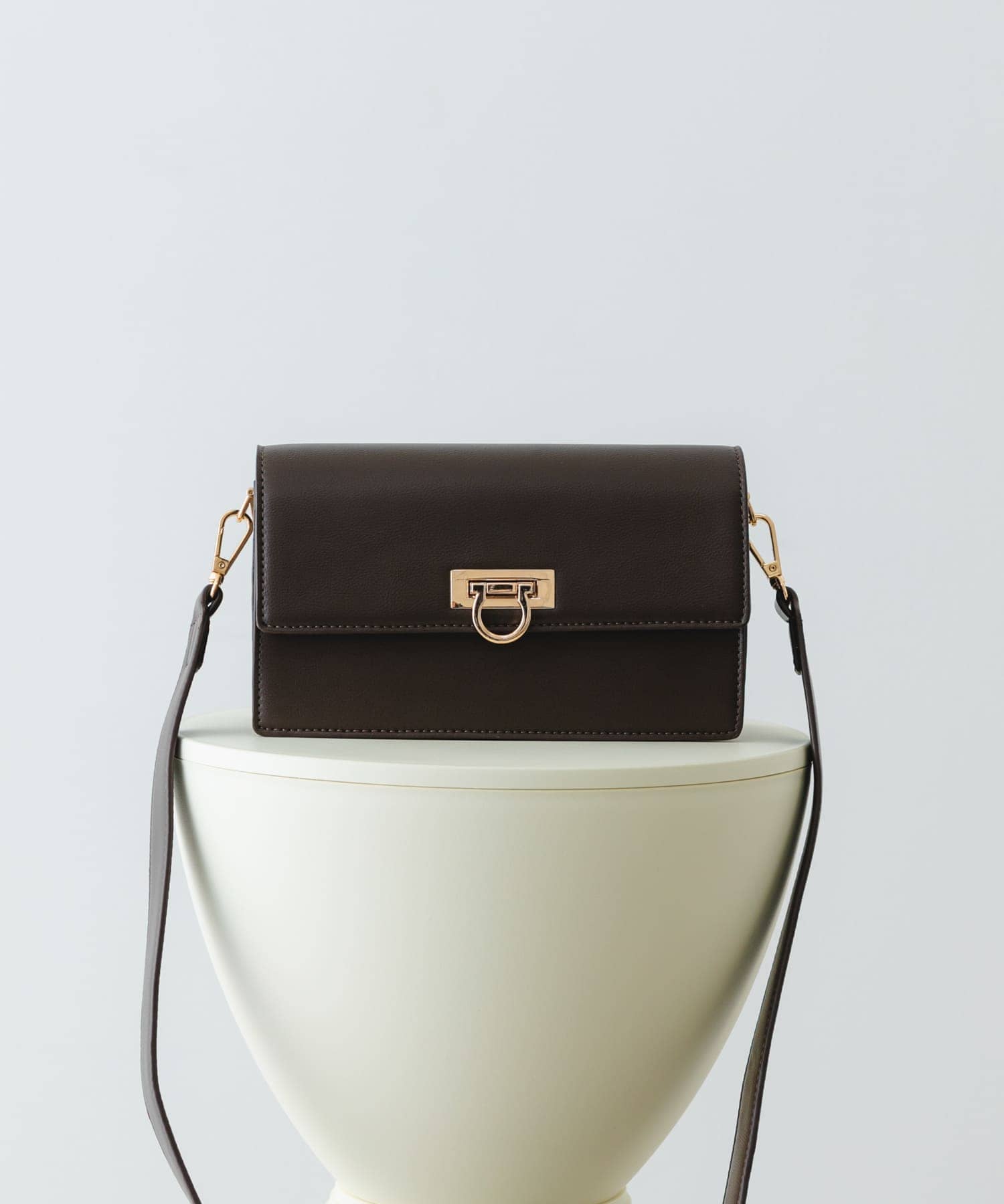 金具付ショルダーバッグ CHOCO one