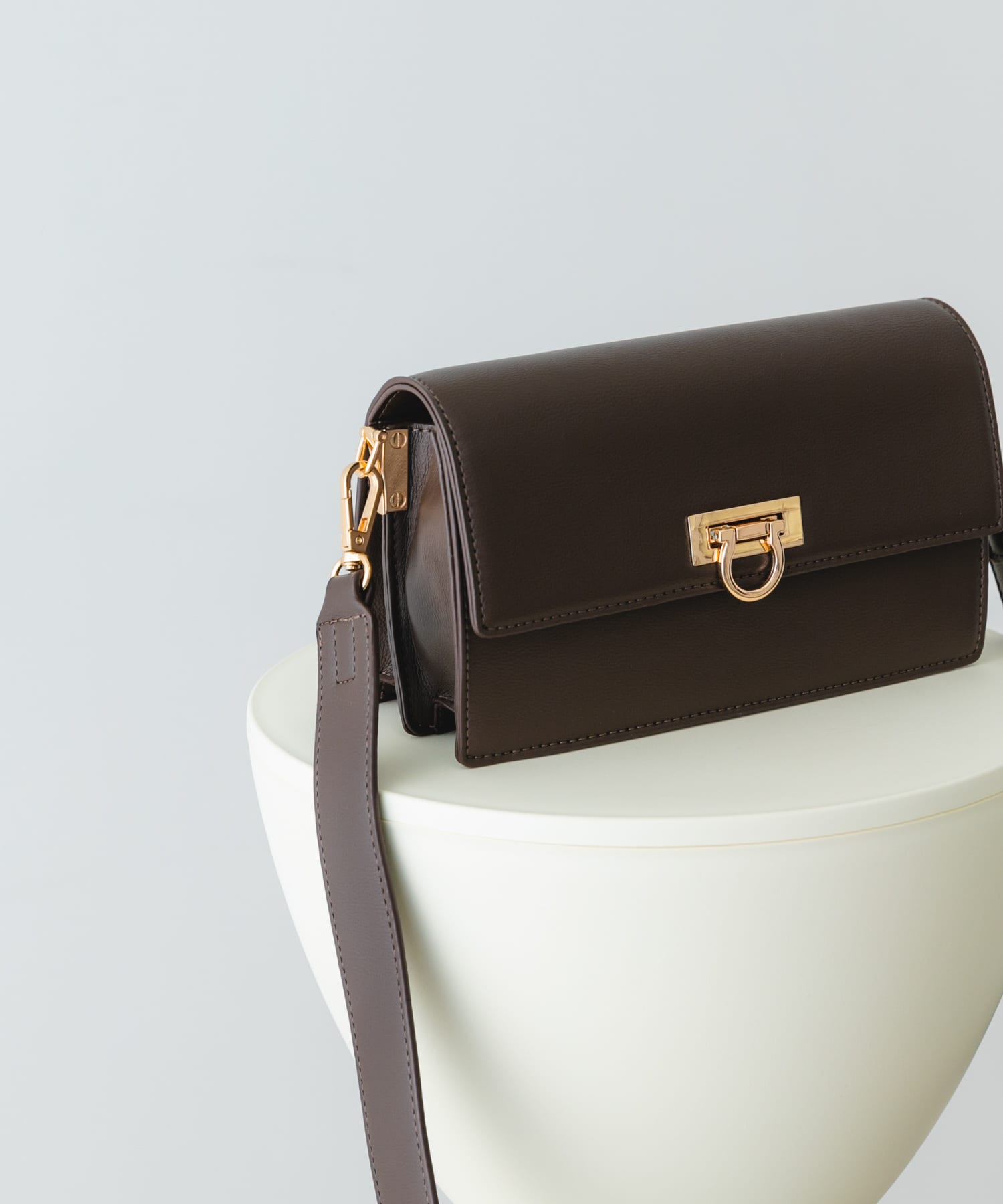 金具付ショルダーバッグ CHOCO one