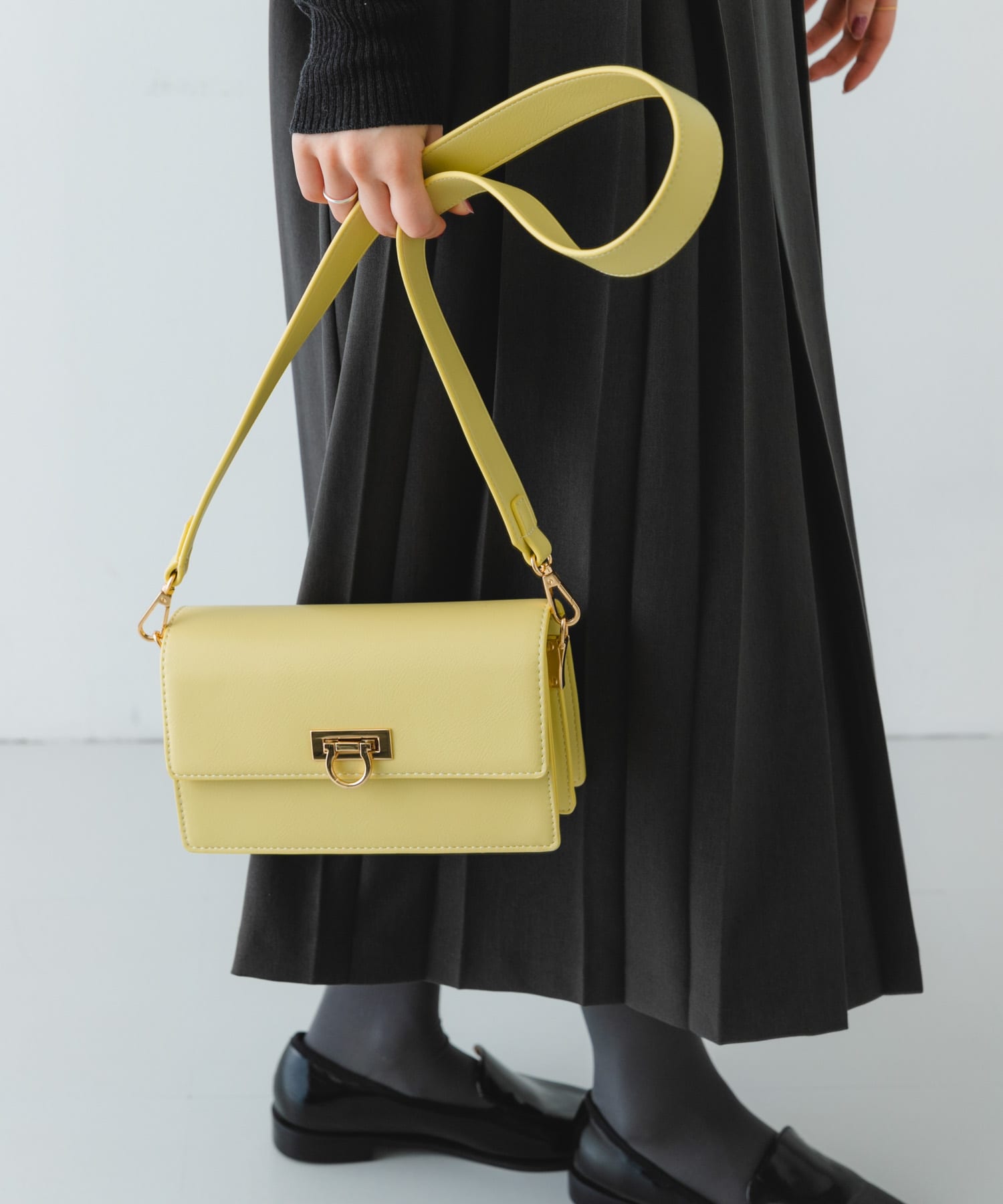 金具付ショルダーバッグ C.YELLOW one