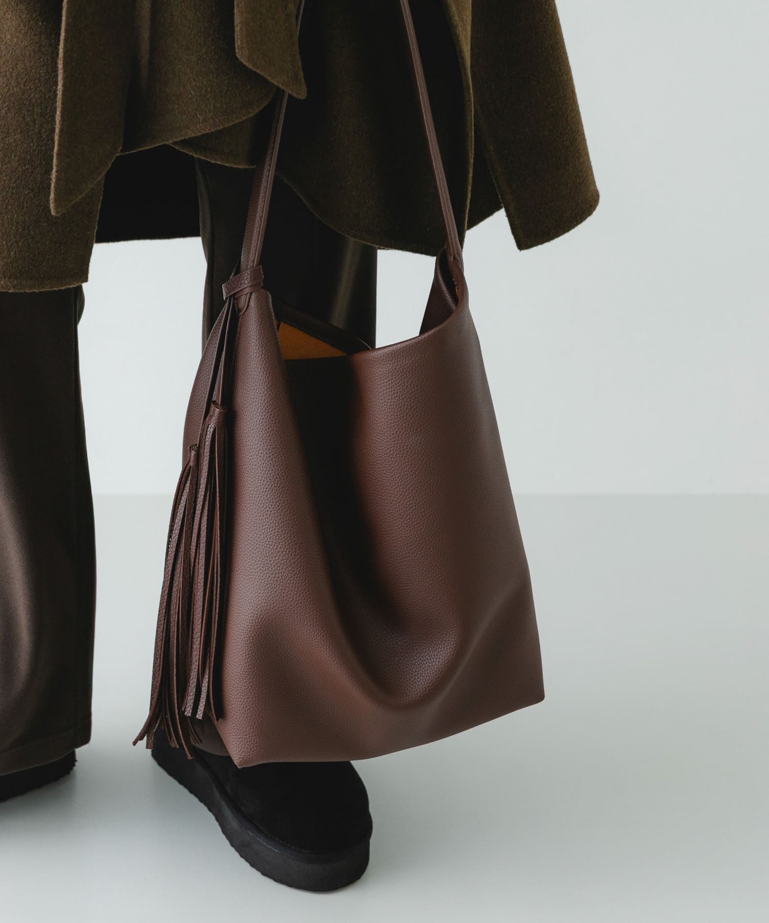 タッセル付シンプルワンハンドルトート BROWN one