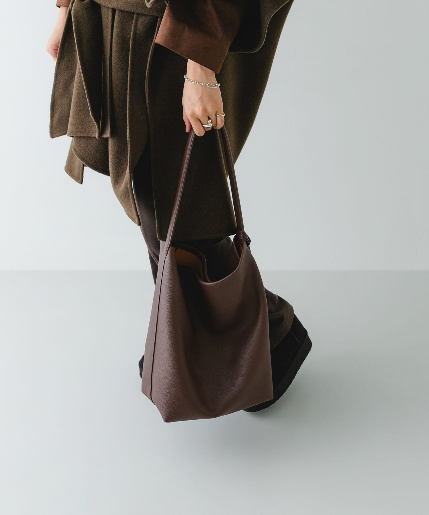 タッセル付シンプルワンハンドルトート BROWN one