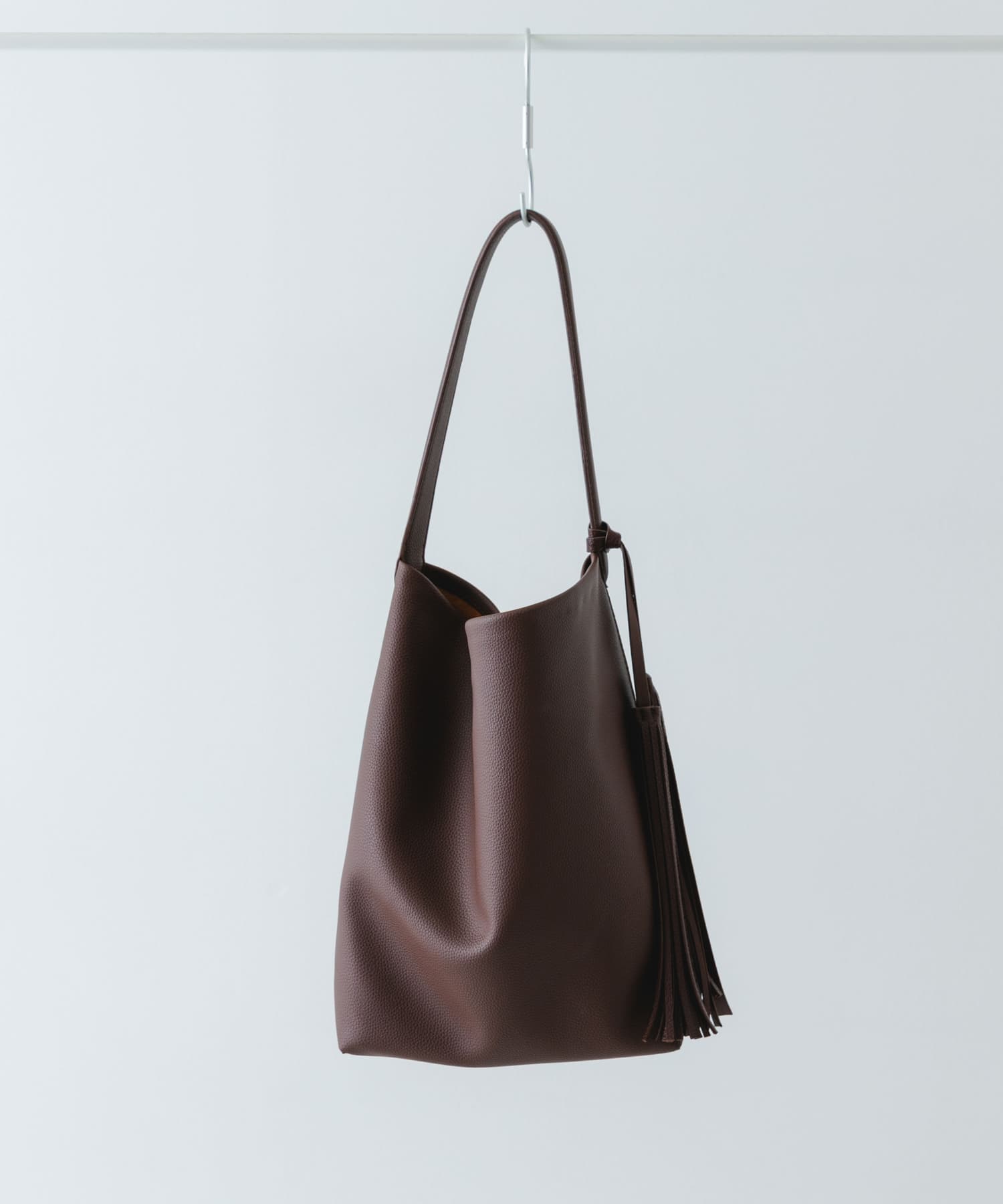 タッセル付シンプルワンハンドルトート BROWN one
