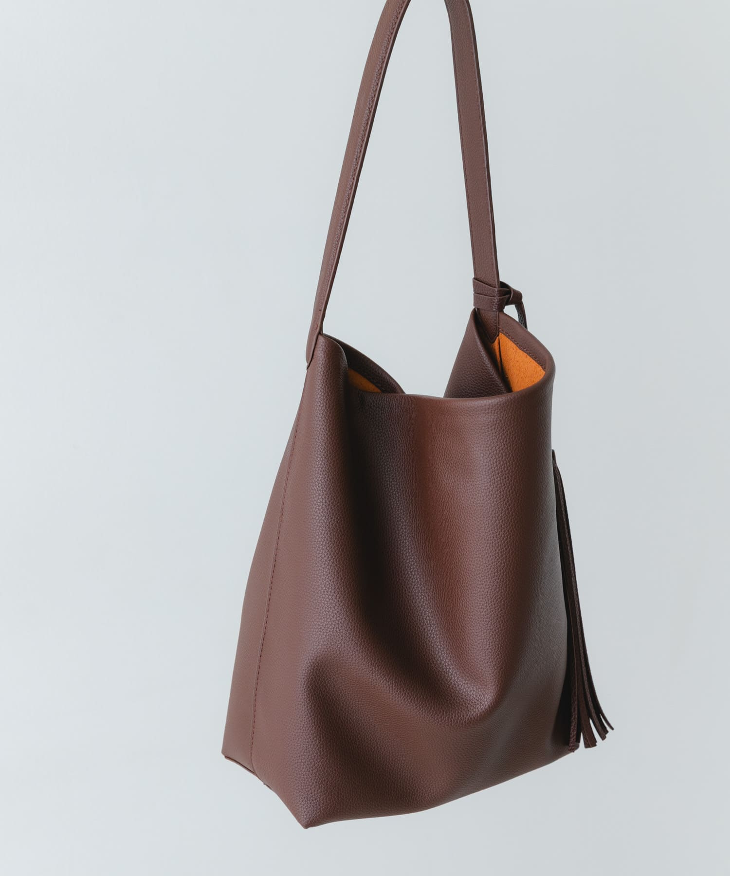 タッセル付シンプルワンハンドルトート BROWN one