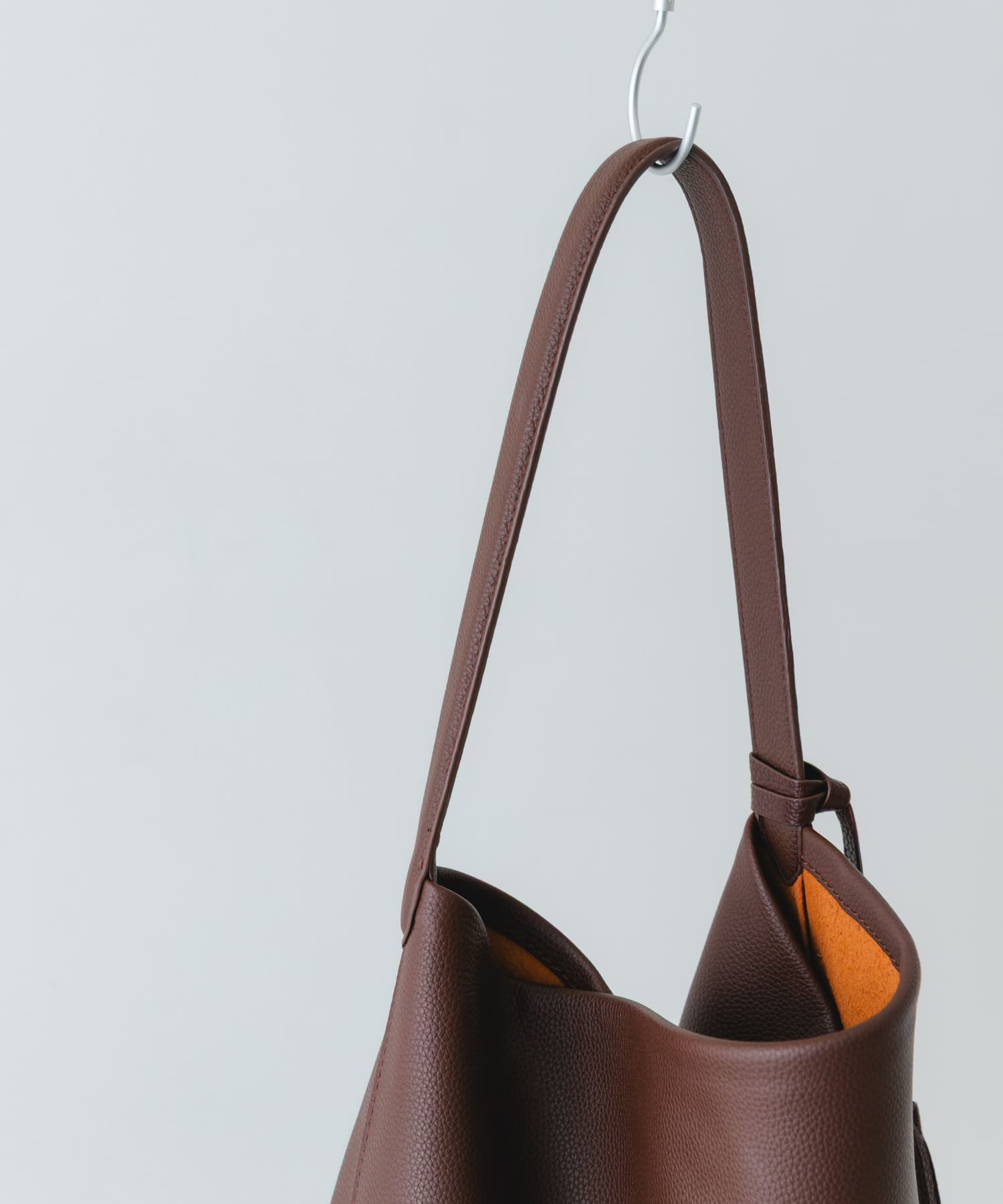 タッセル付シンプルワンハンドルトート BROWN one