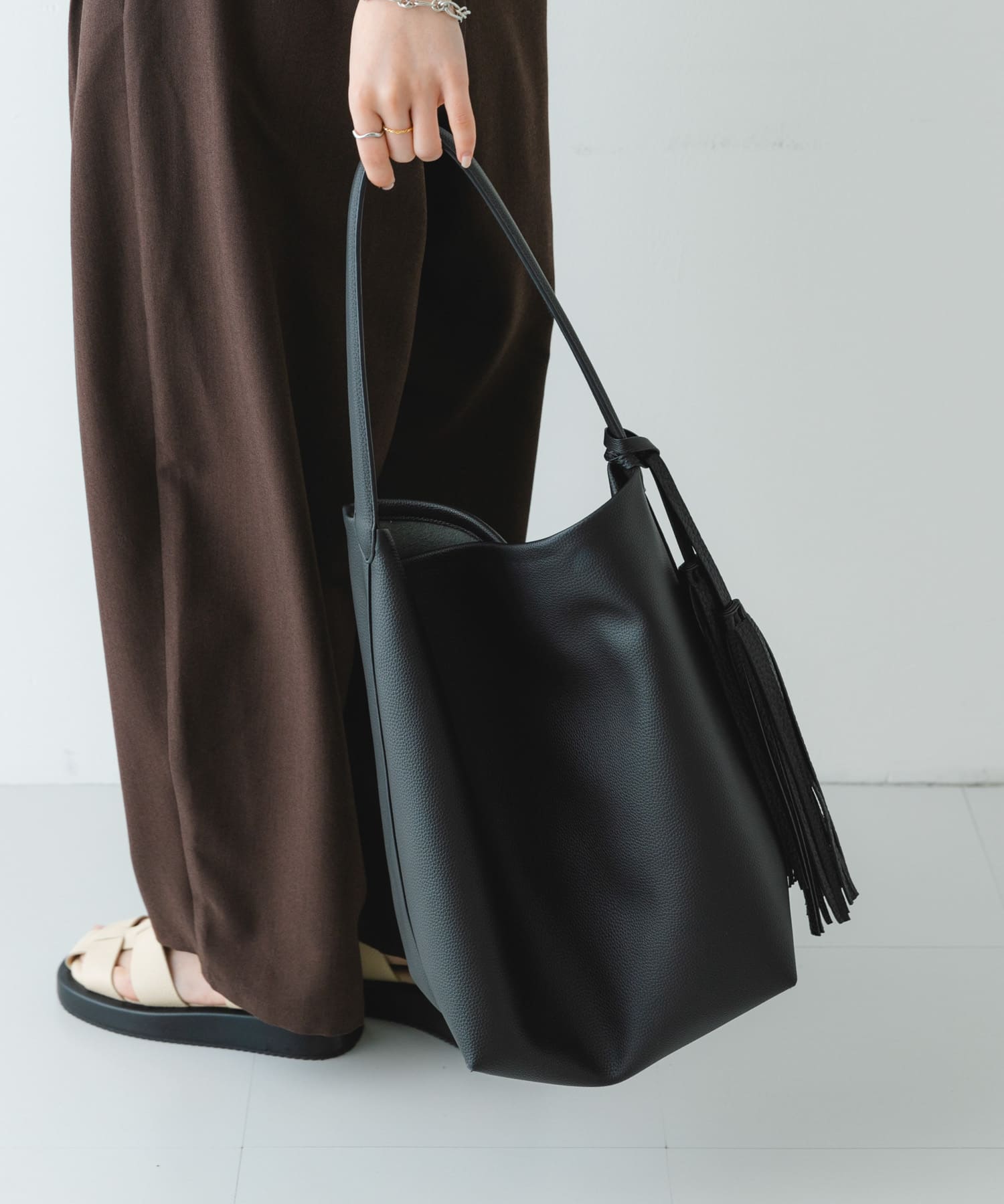タッセル付シンプルワンハンドルトート BLACK one