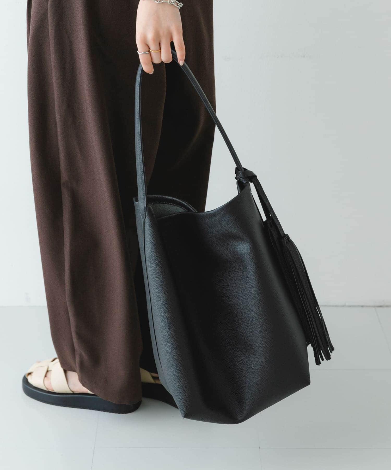 タッセル付シンプルワンハンドルトート BLACK one