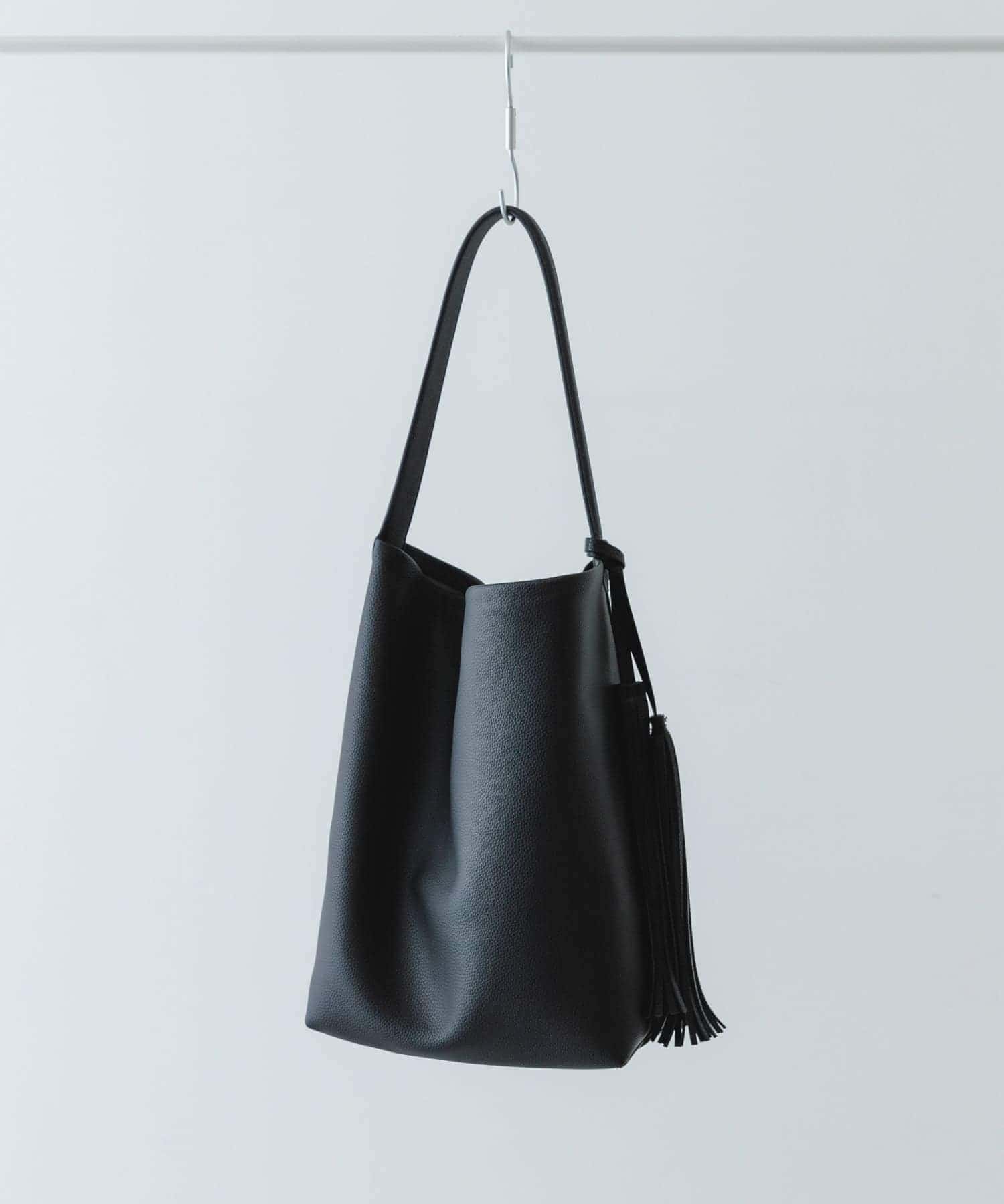 タッセル付シンプルワンハンドルトート BLACK one