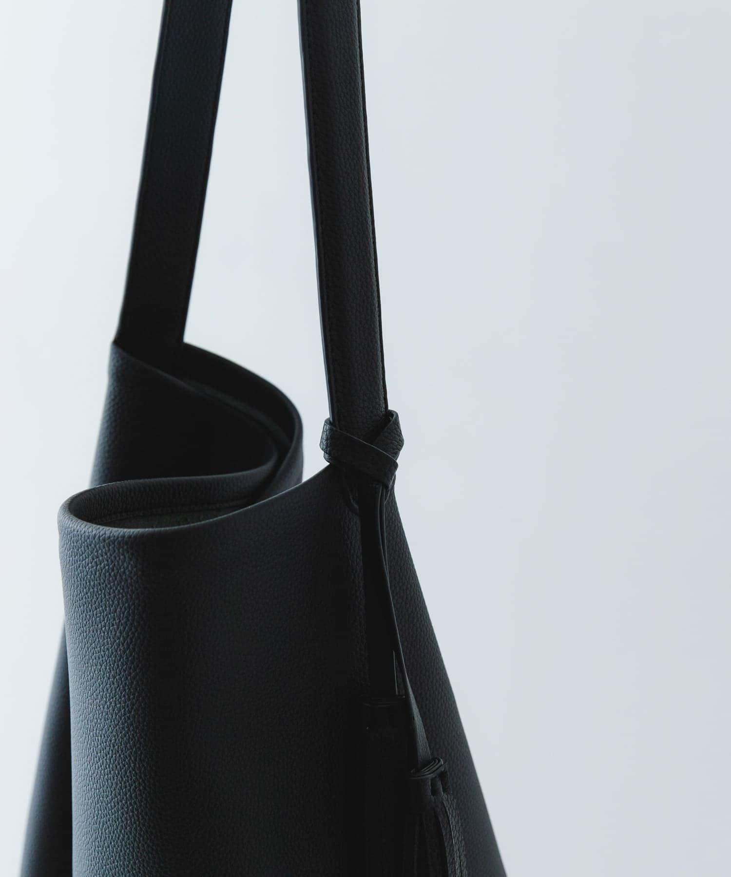タッセル付シンプルワンハンドルトート BLACK one