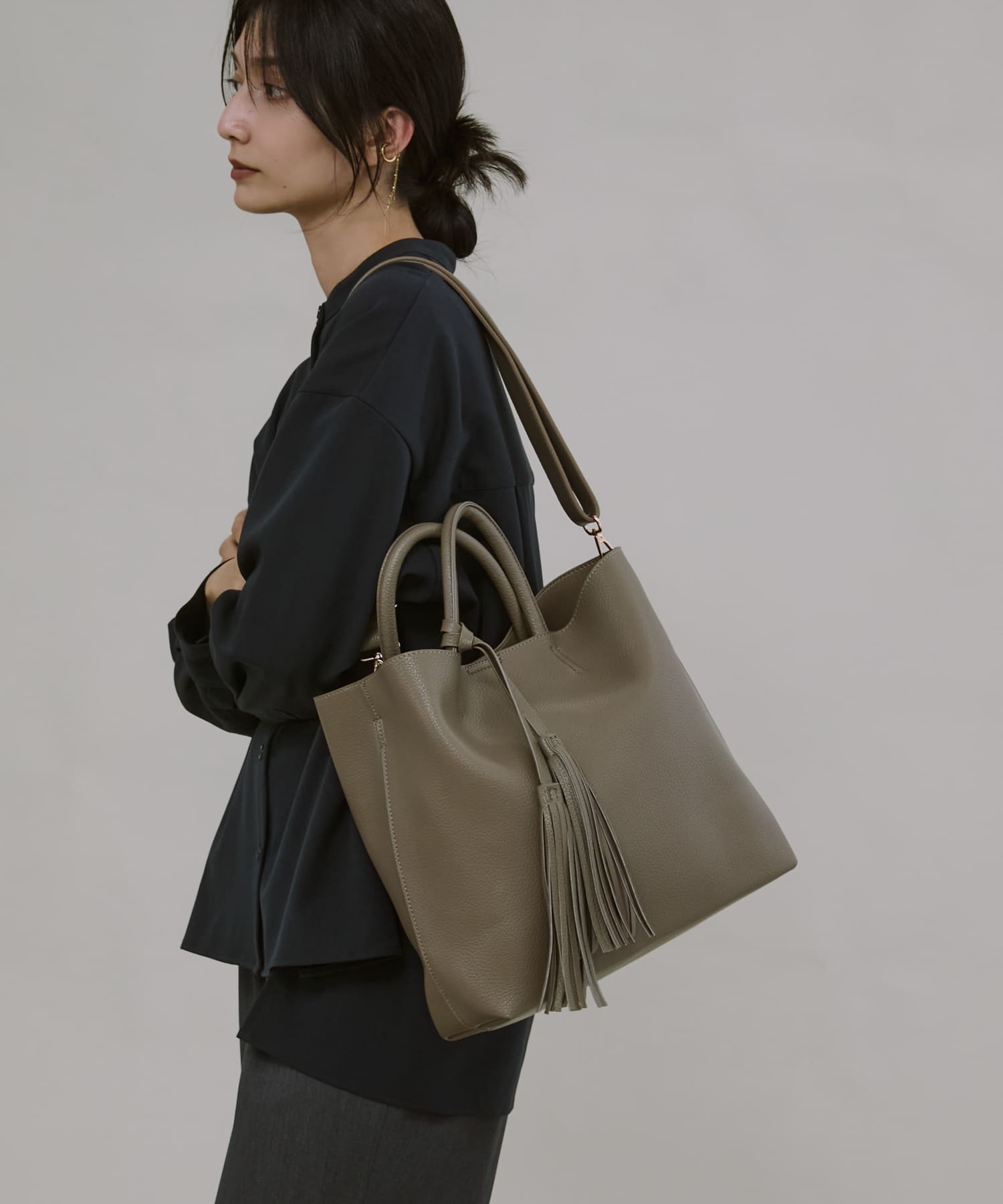 Mサイズ』タッセル軽量2WAYシンプルトートバッグ(one GRAYSH): バッグ