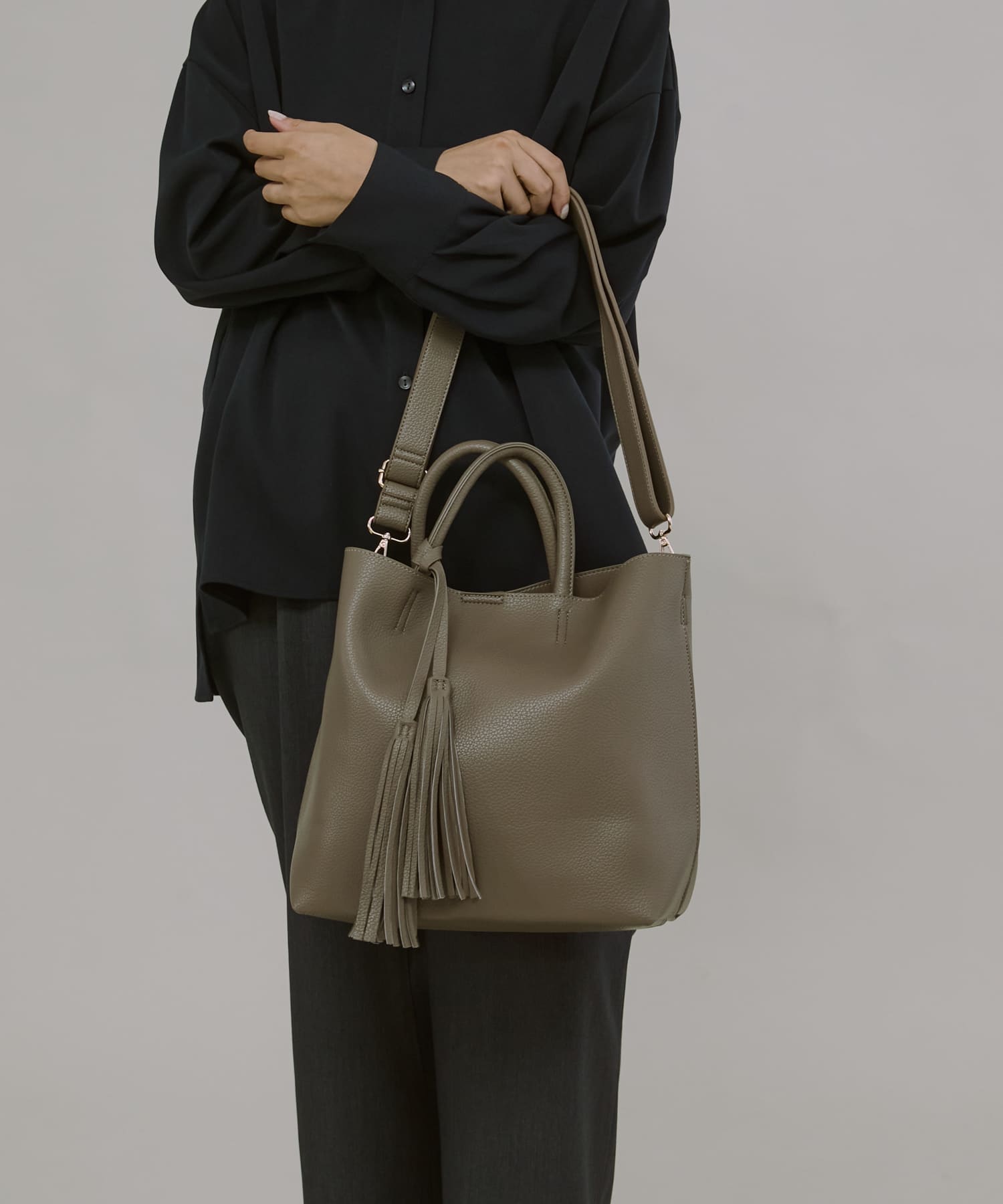 『Mサイズ』タッセル軽量2WAYシンプルトートバッグ GRAYSH one