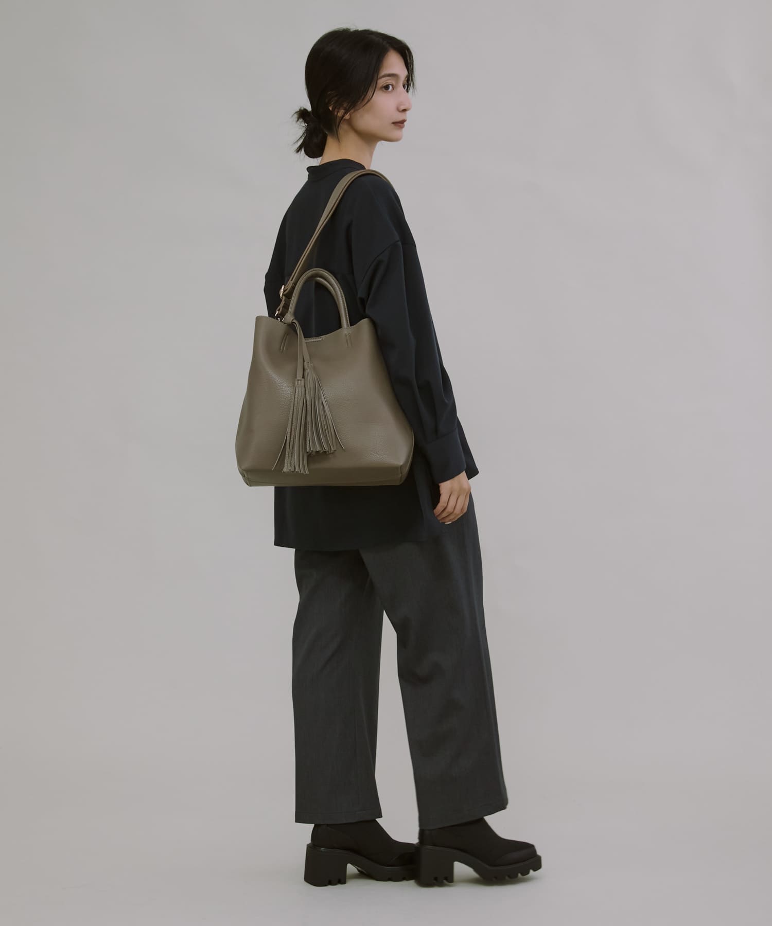 『Mサイズ』タッセル軽量2WAYシンプルトートバッグ GRAYSH one
