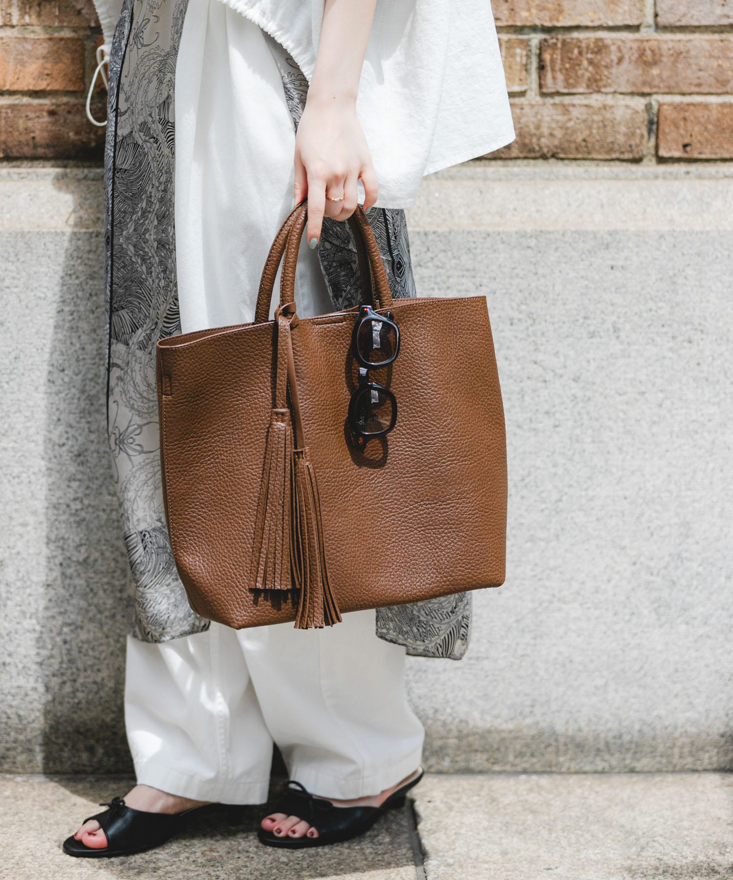 『Mサイズ』タッセル軽量2WAYシンプルトートバッグ CHOCO one