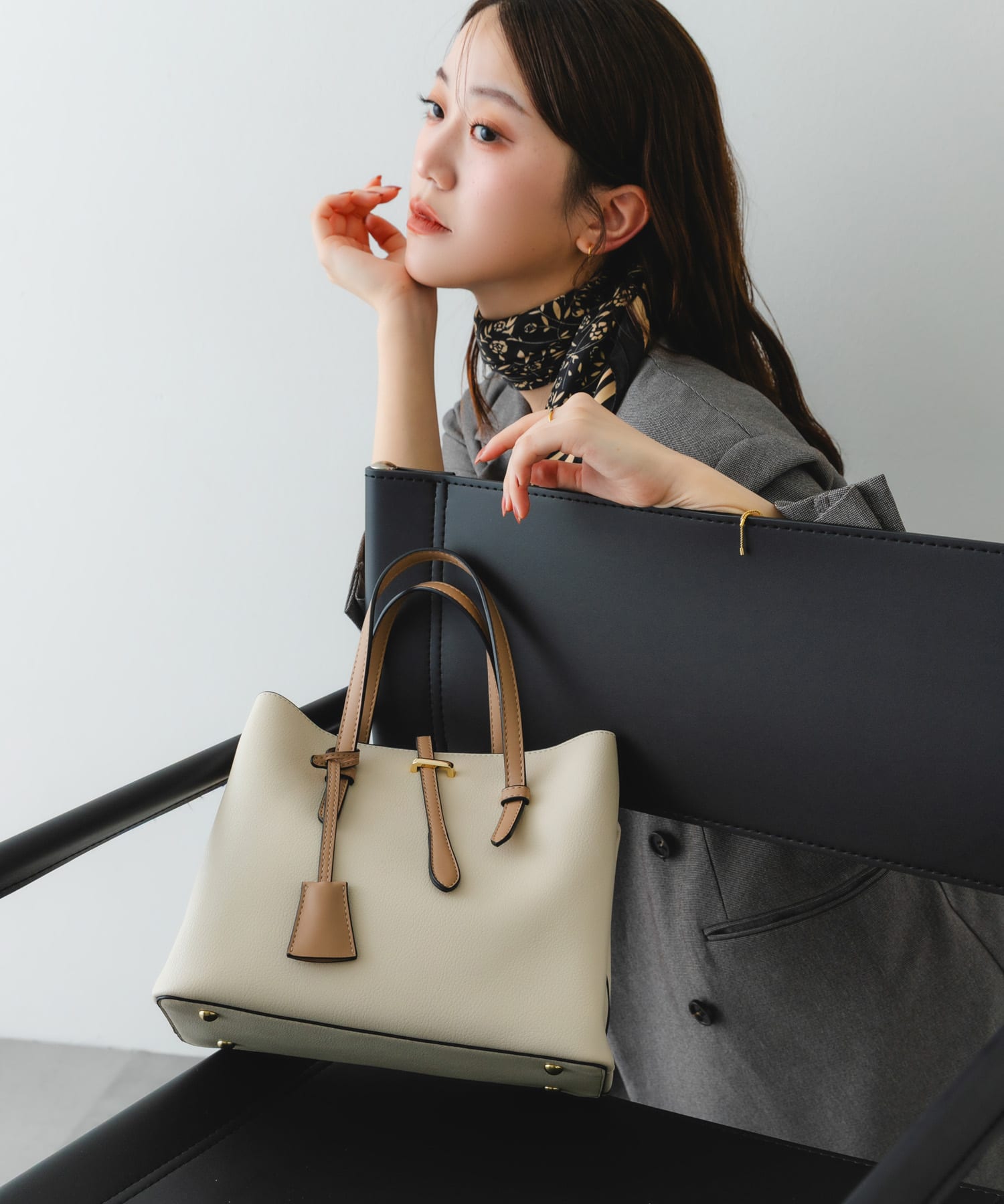 チャーム付ミドルバッグ『Msize』 IVORY one