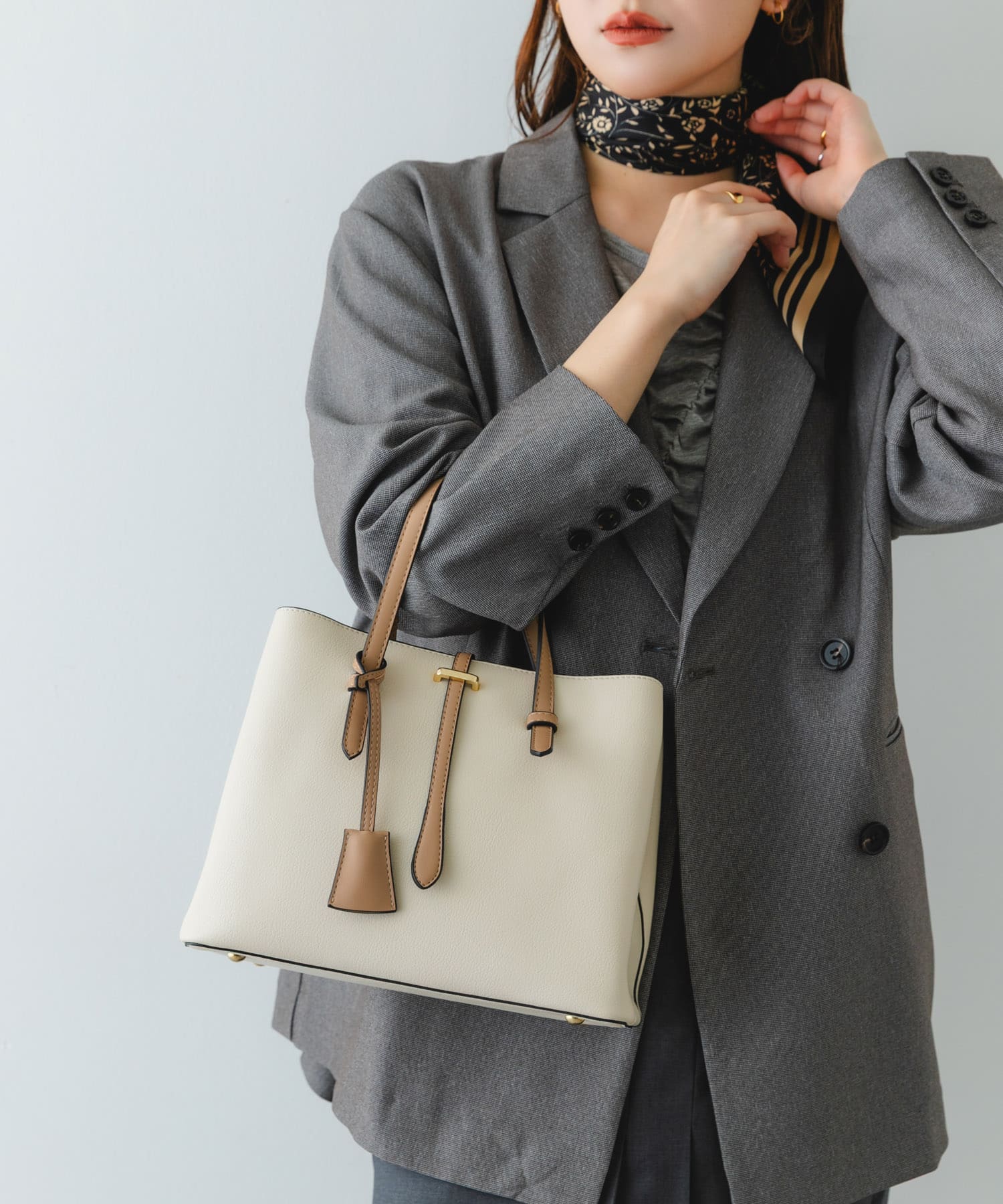 チャーム付ミドルバッグ『Msize』 IVORY one