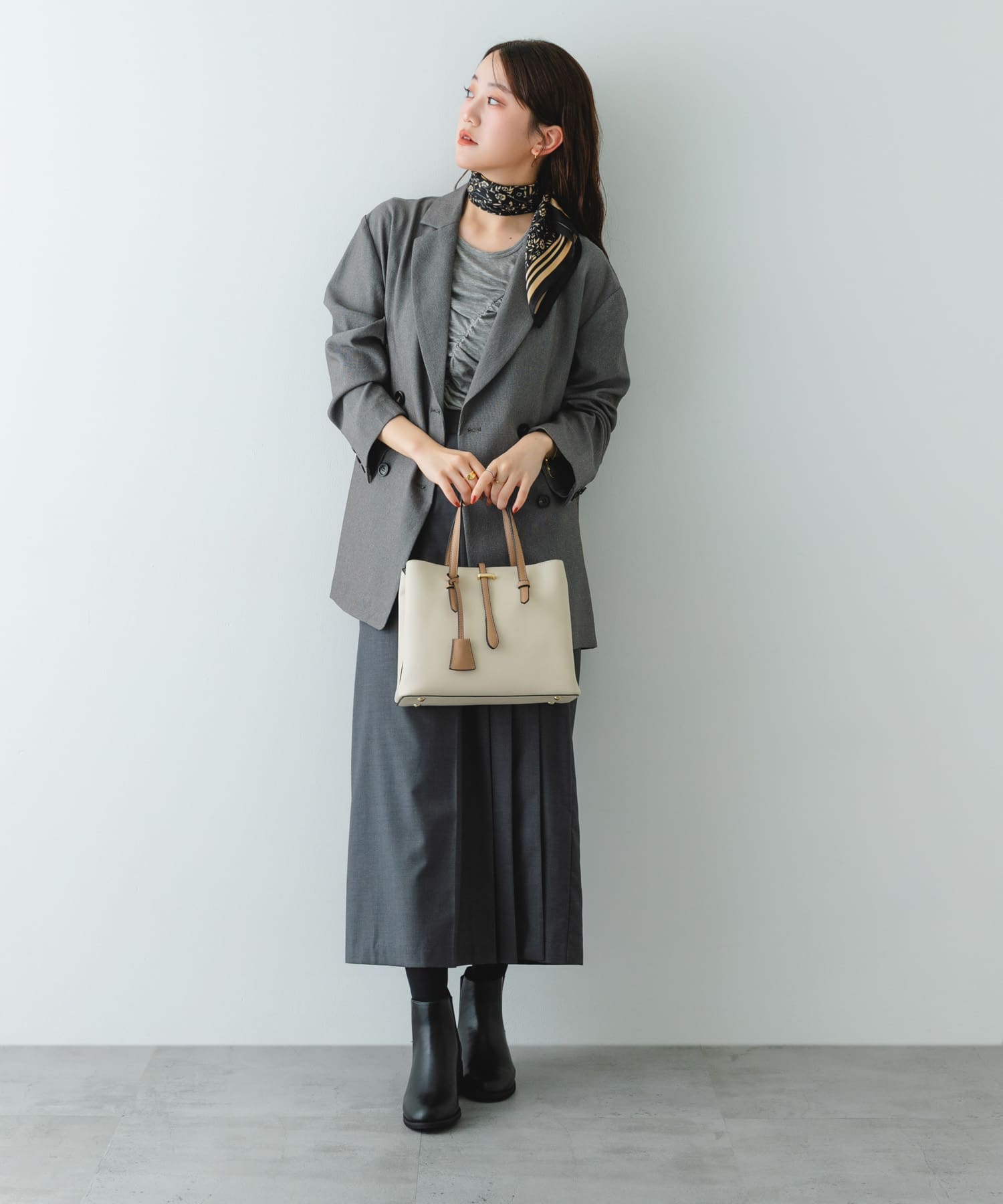 チャーム付ミドルバッグ『Msize』 IVORY one