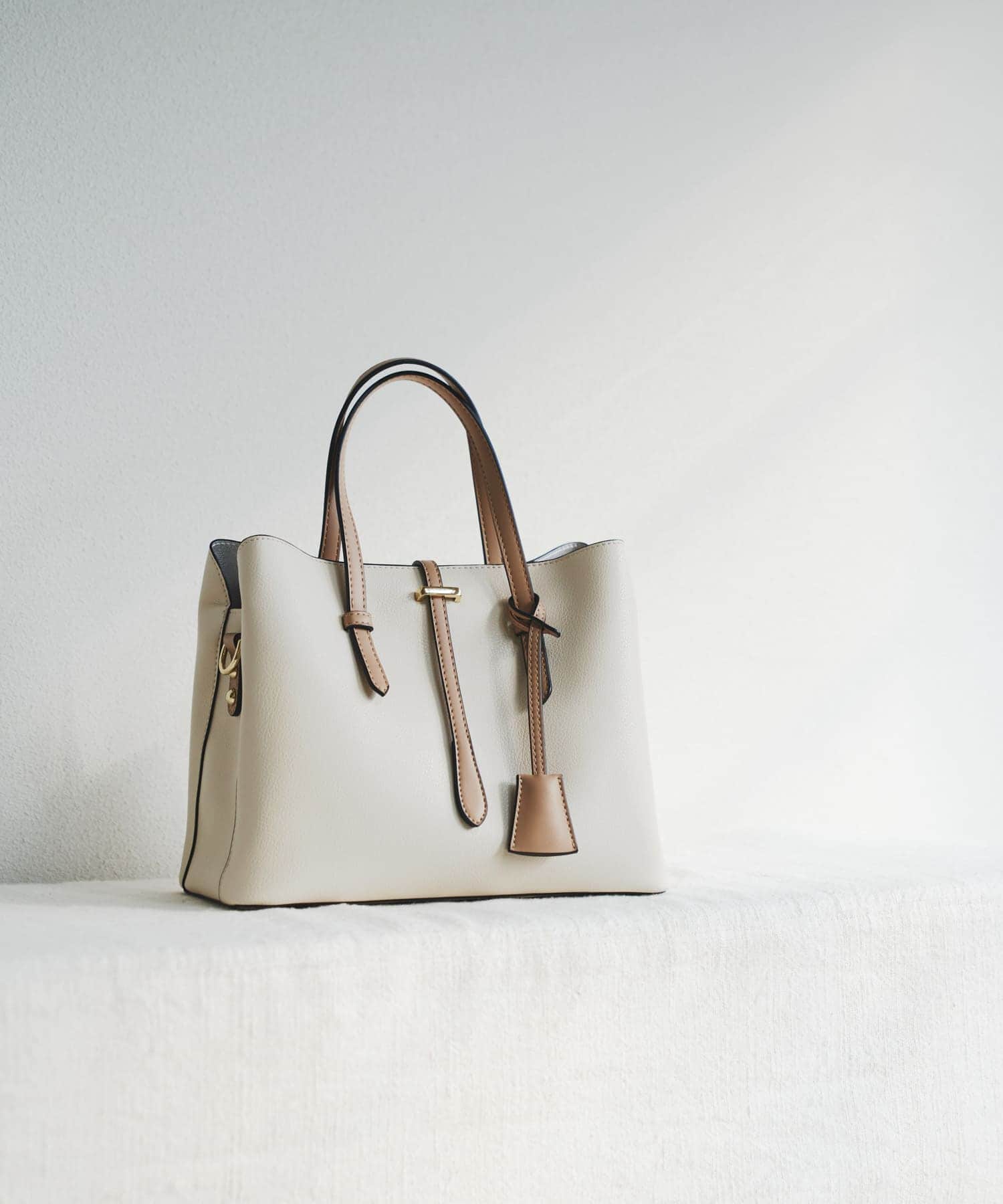 チャーム付ミドルバッグ『Msize』 IVORY one