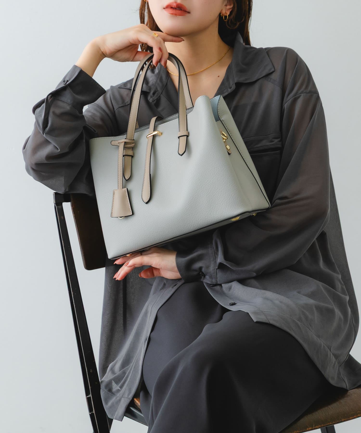 チャーム付ミドルバッグ『Msize』 GRAY one