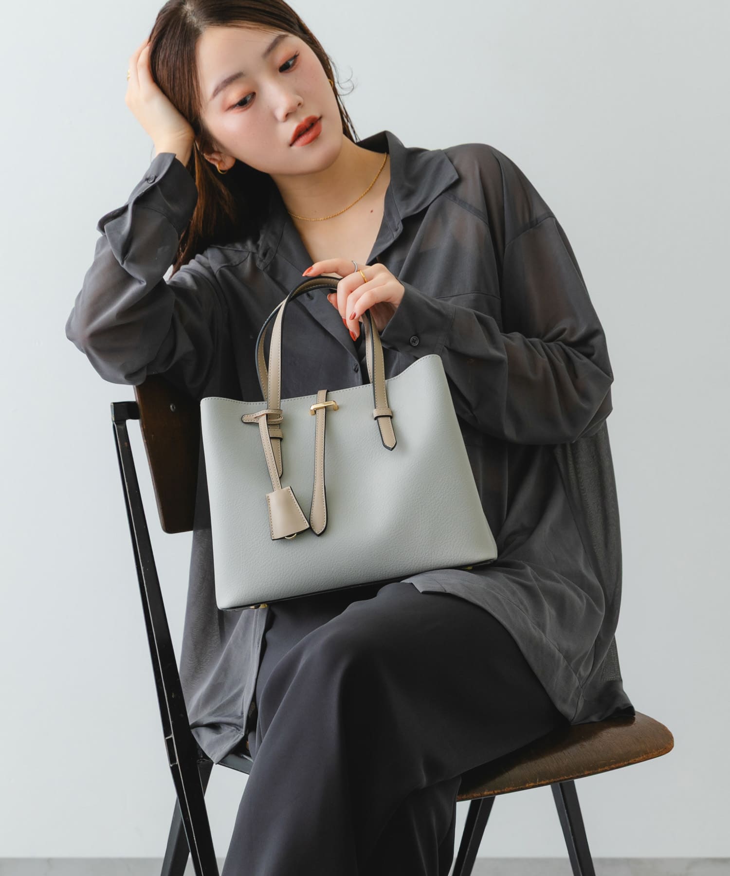 チャーム付ミドルバッグ『Msize』 GRAY one