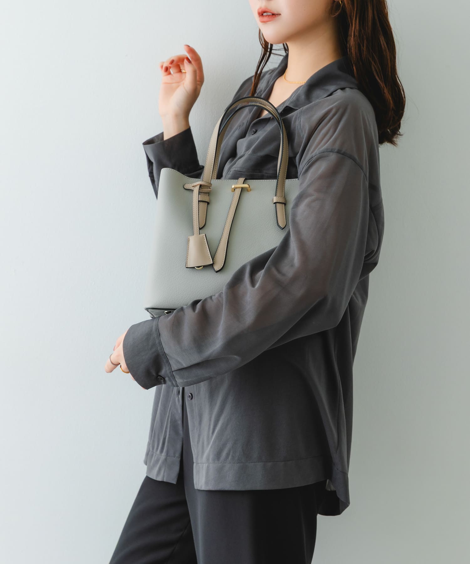 チャーム付ミドルバッグ『Msize』 GRAY one