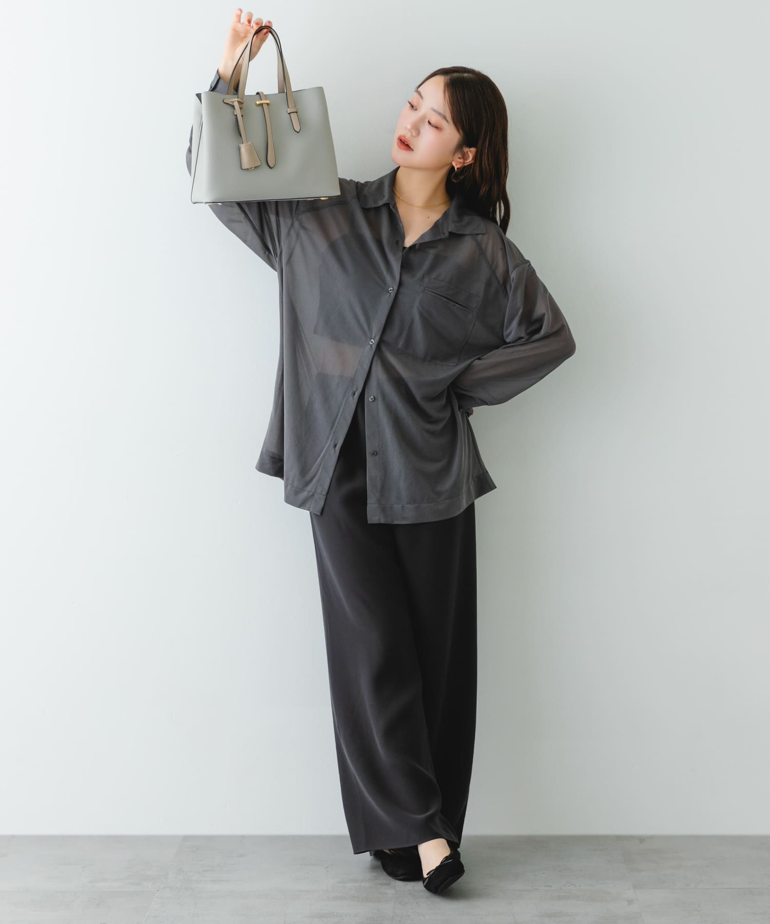 チャーム付ミドルバッグ『Msize』 GRAY one