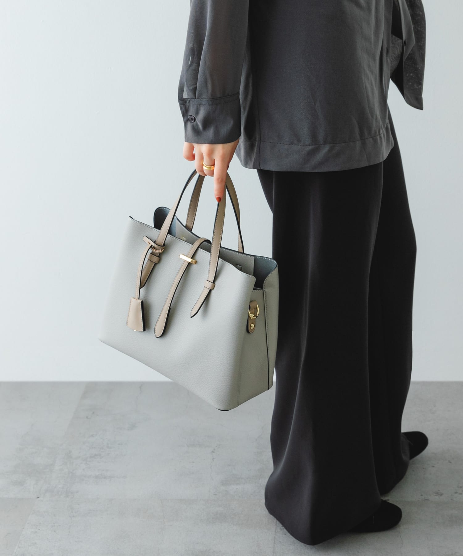 チャーム付ミドルバッグ『Msize』 GRAY one