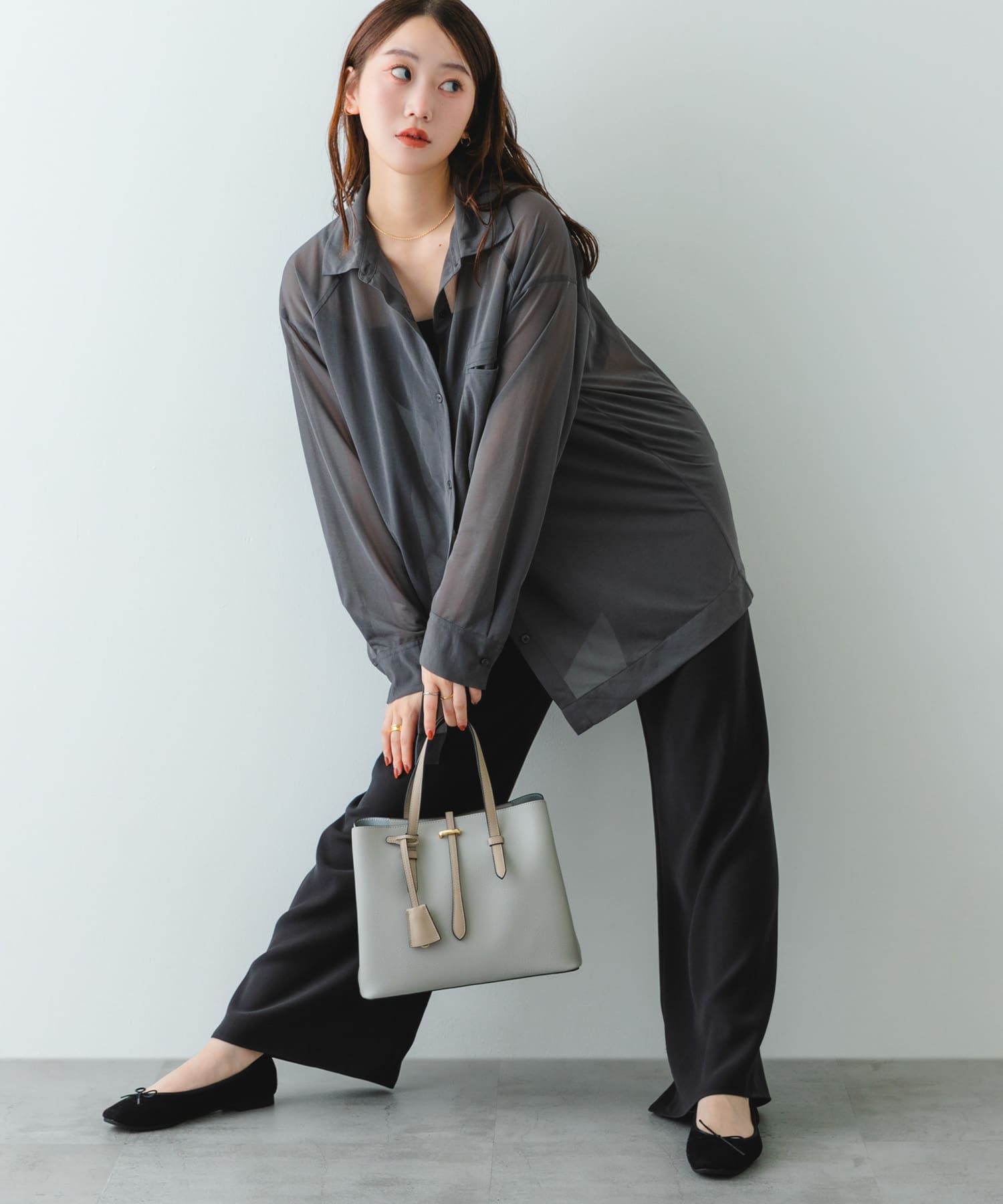 チャーム付ミドルバッグ『Msize』 GRAY one