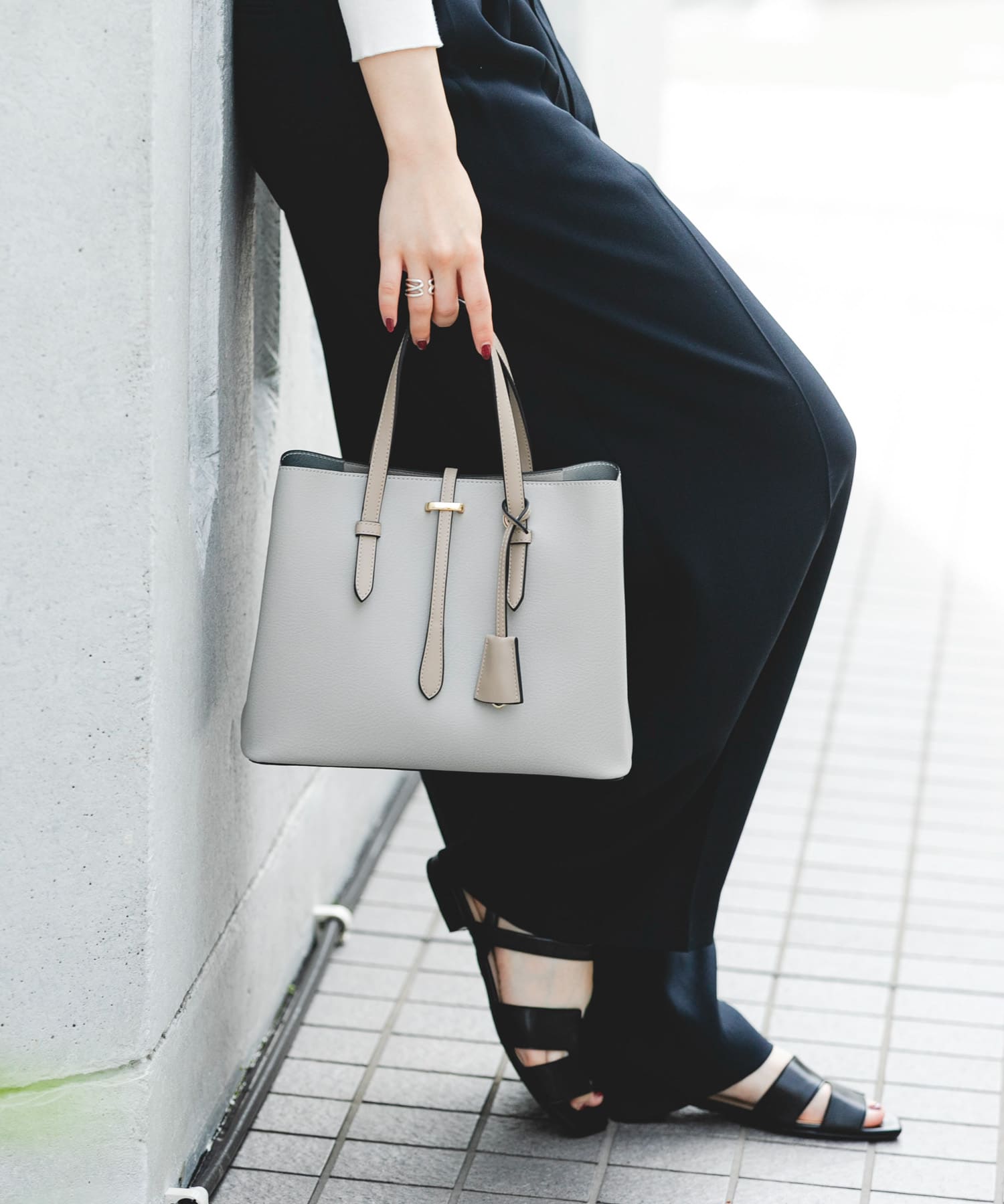 チャーム付ミドルバッグ『Msize』 GRAY one