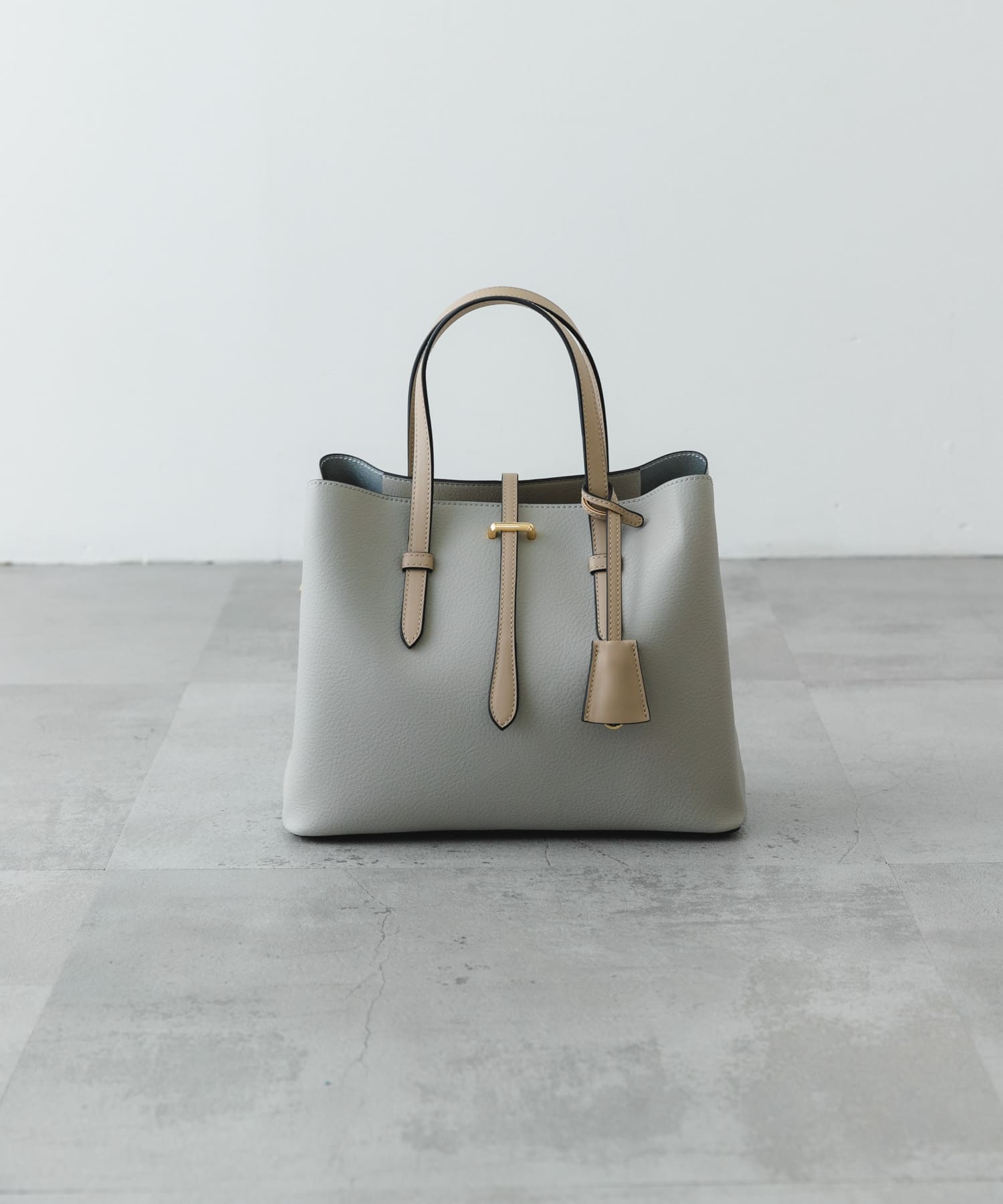 チャーム付ミドルバッグ『Msize』 GRAY one