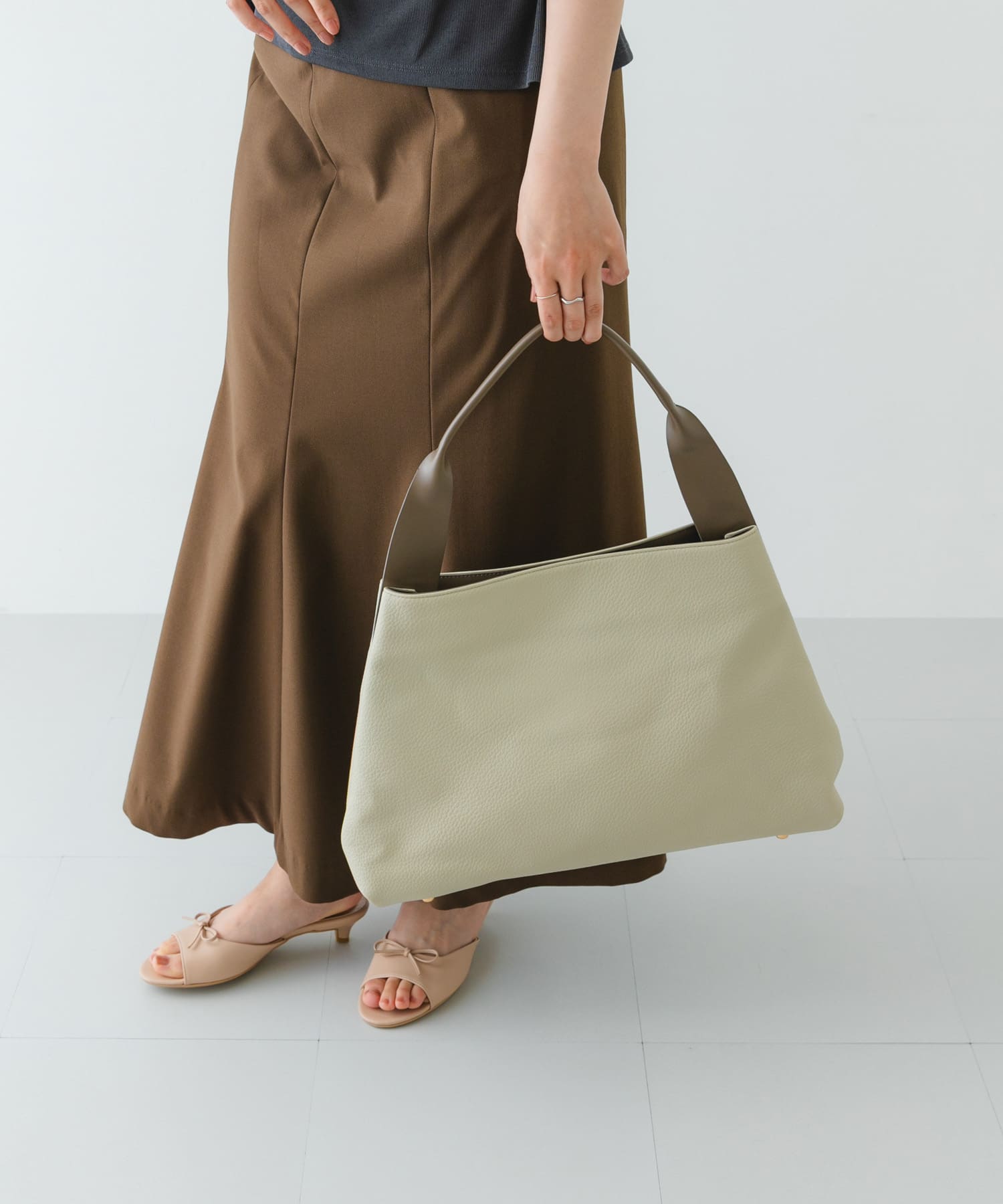 ワンハンドルサンカクトートバッグ IVORY one