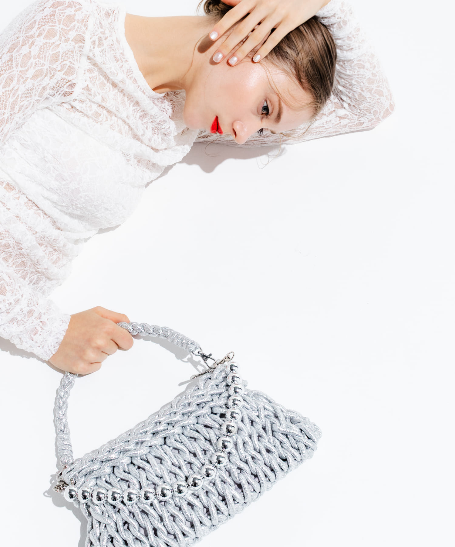 ボールチェーン付き編み込みバッグ