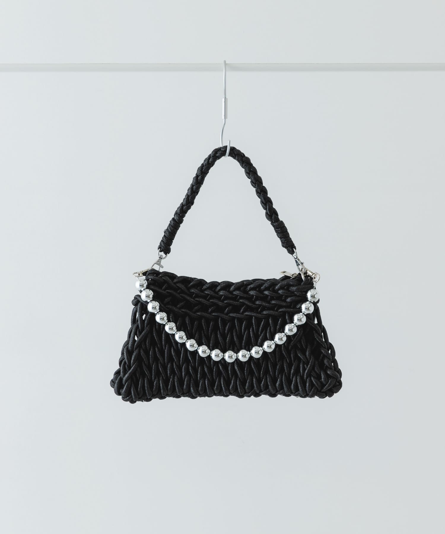 ボールチェーン付き編み込みバッグ