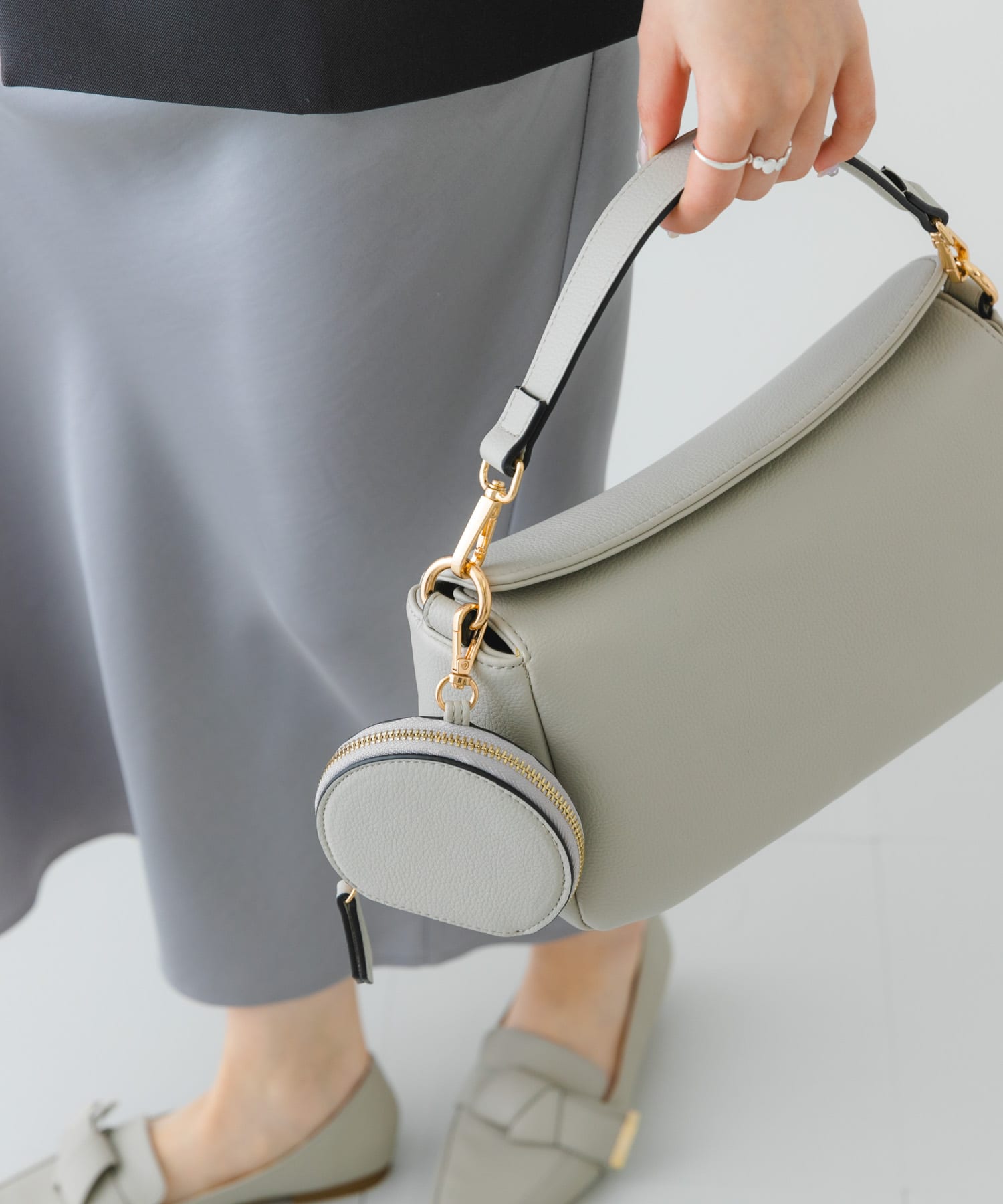サークルポーチ付ショルダーバッグ LIGHT GRAY one