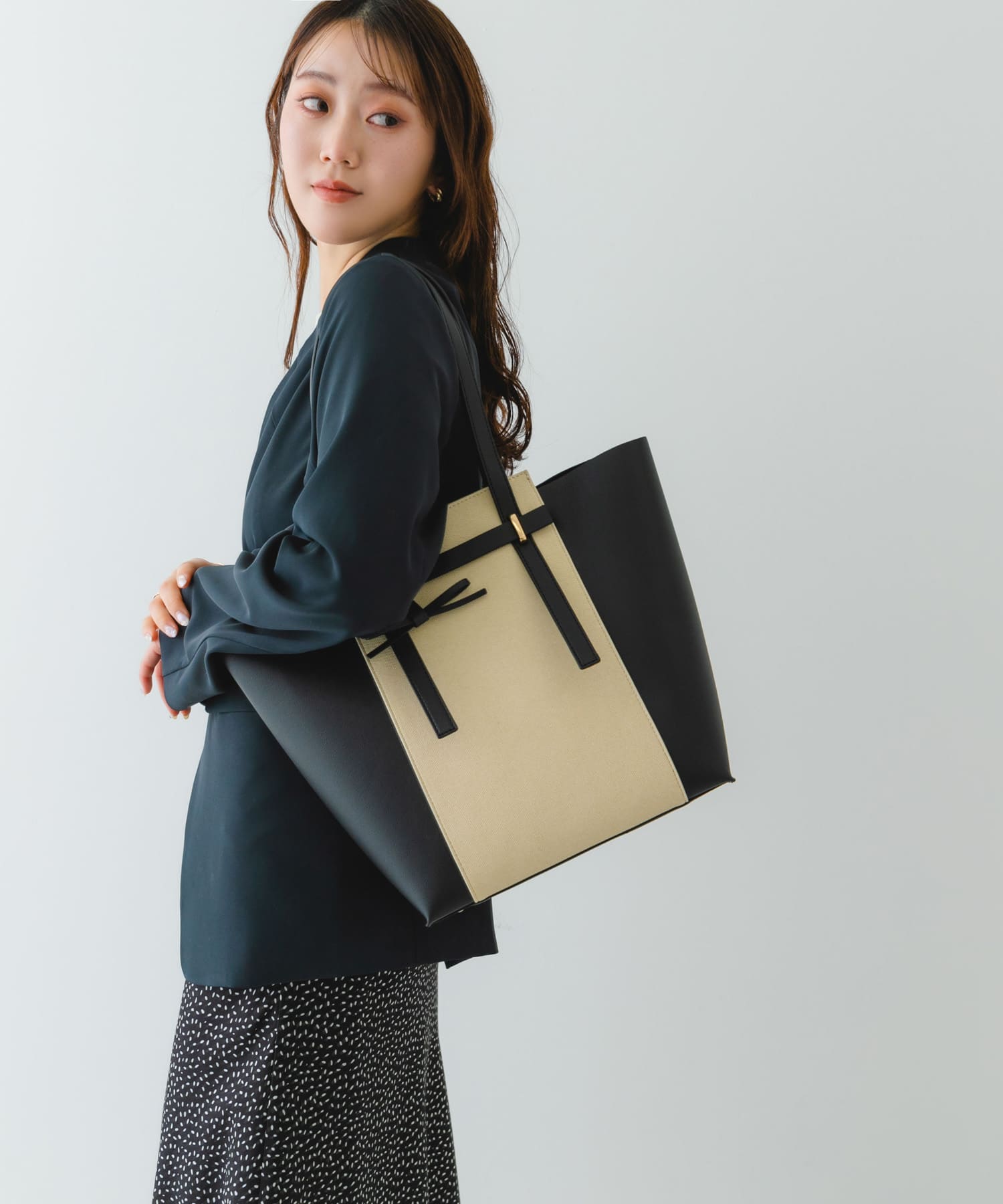 キャンバスライクチャームトートバッグ BLACK one