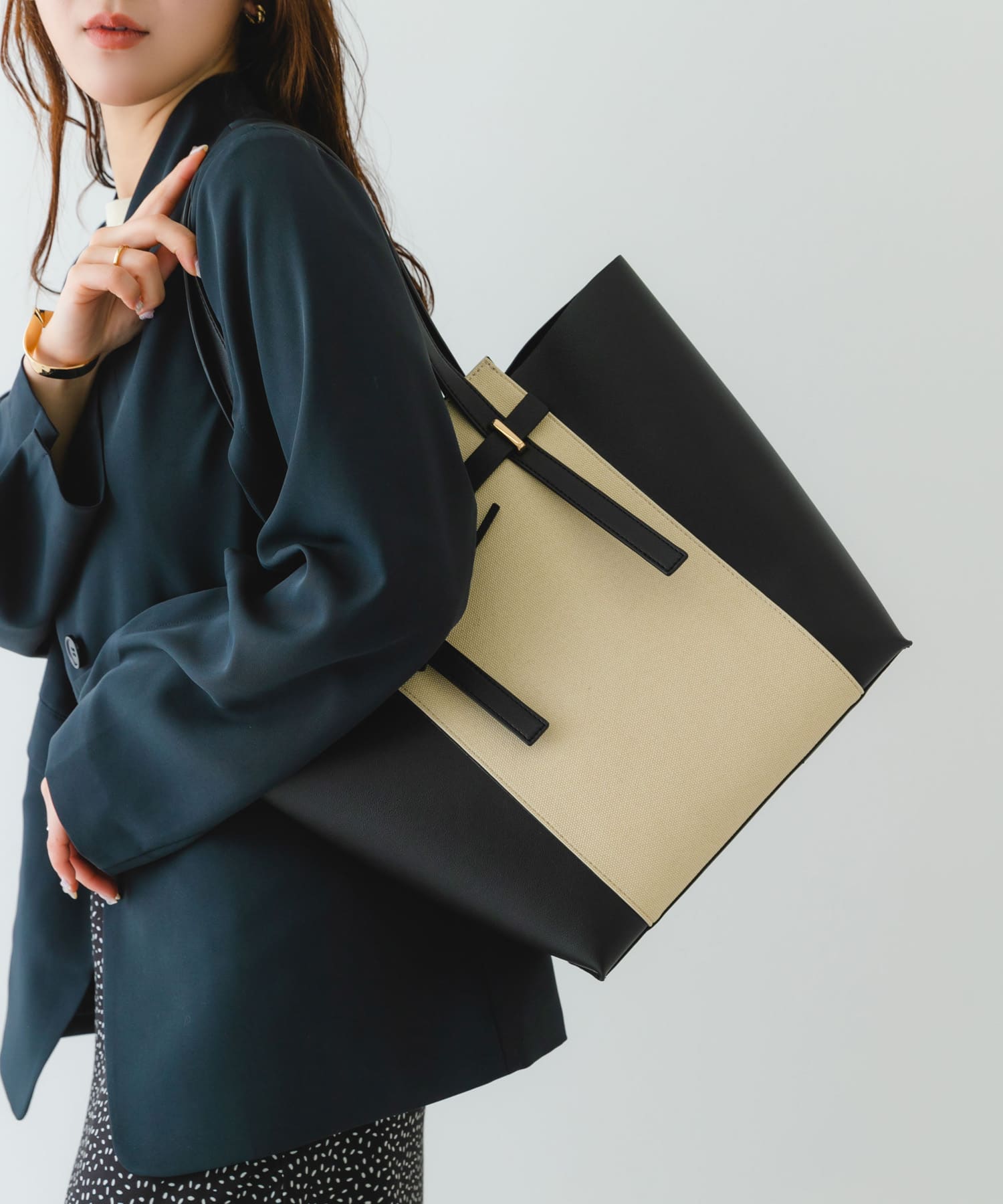 キャンバスライクチャームトートバッグ BLACK one