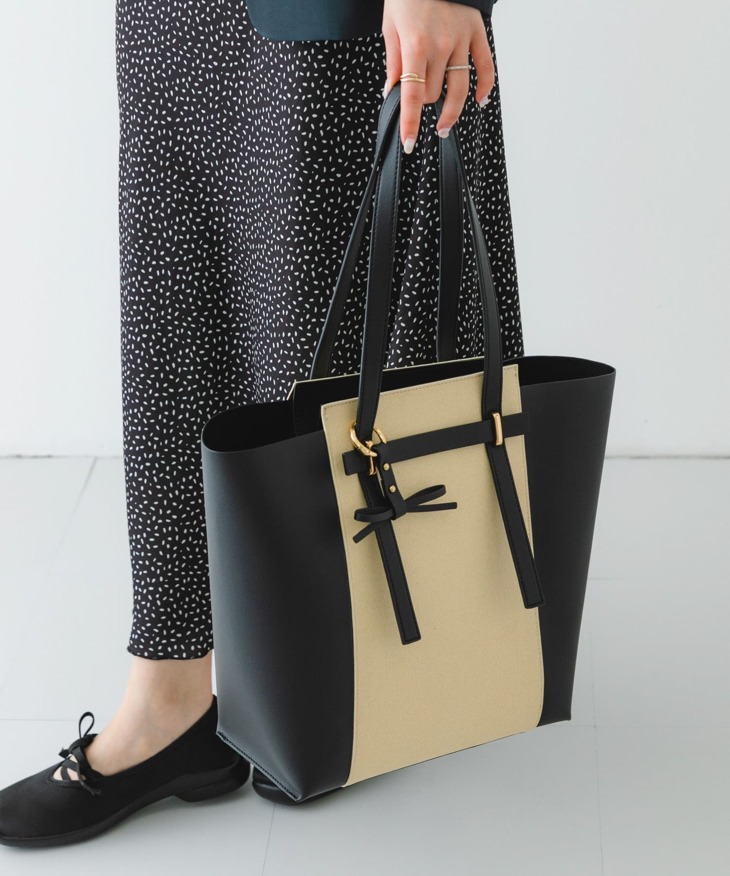 キャンバスライクチャームトートバッグ BLACK one