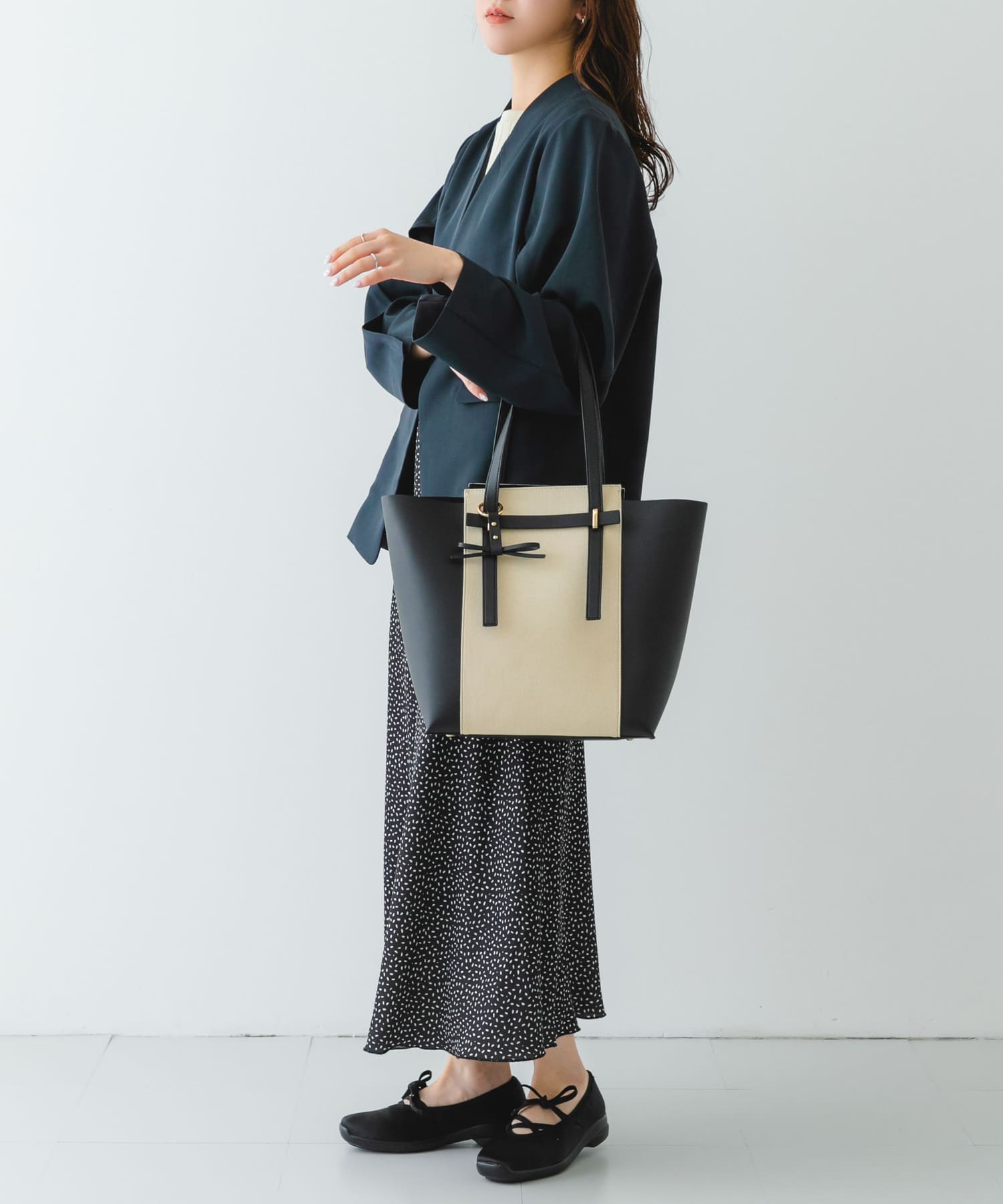 キャンバスライクチャームトートバッグ BLACK one