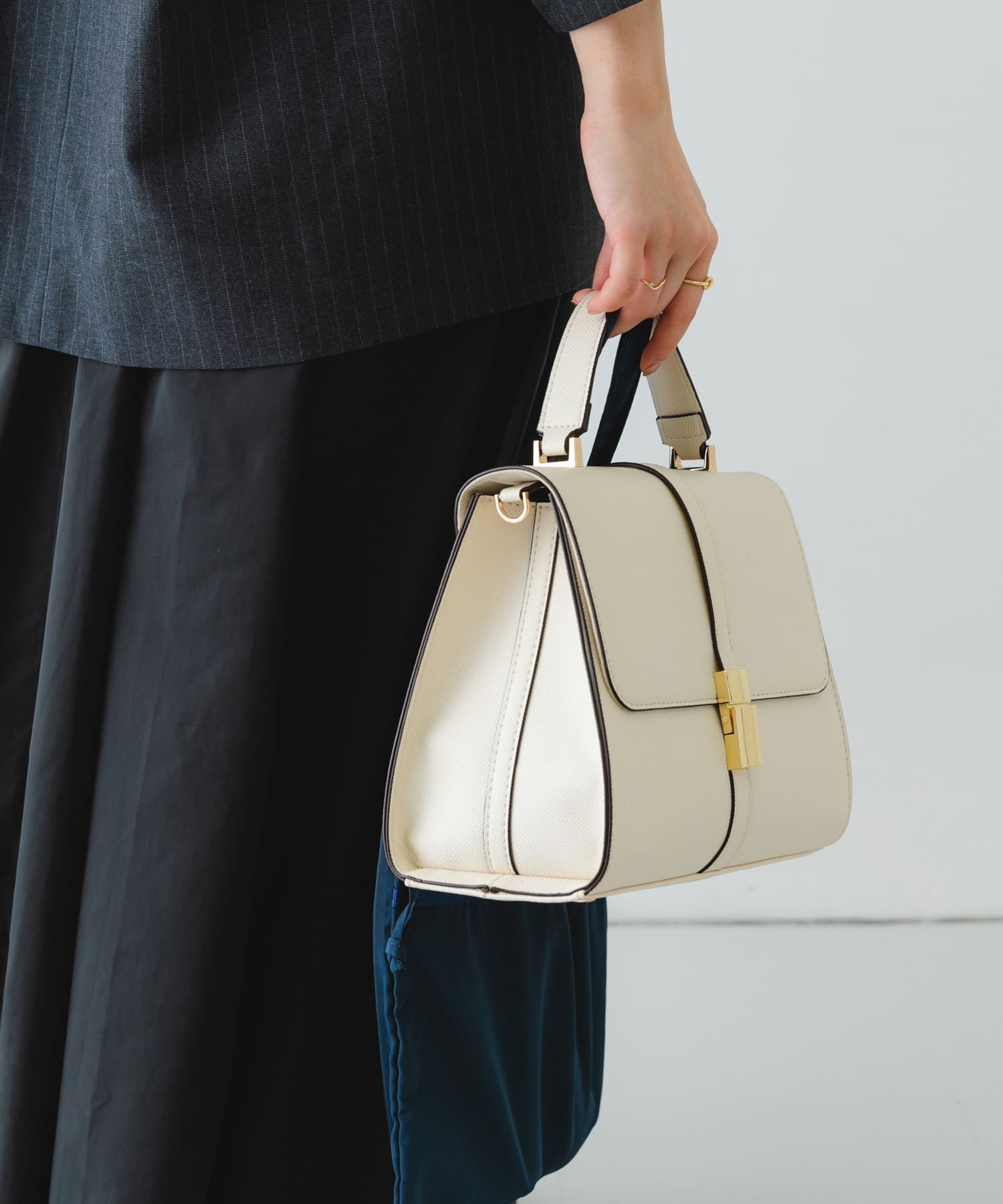 サブバッグ付フラップハンドバッグ IVORY one