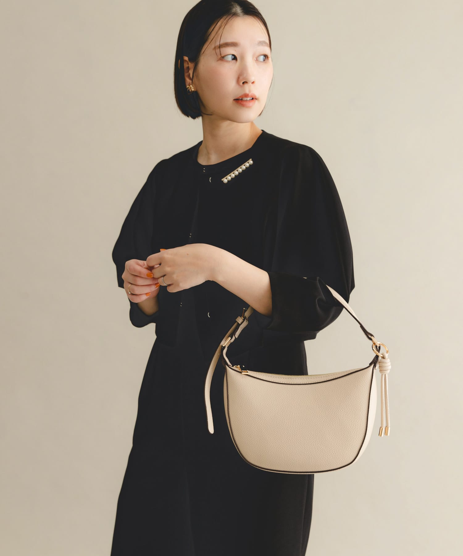 ワンハンドルムーンバッグ L.BEIGE one