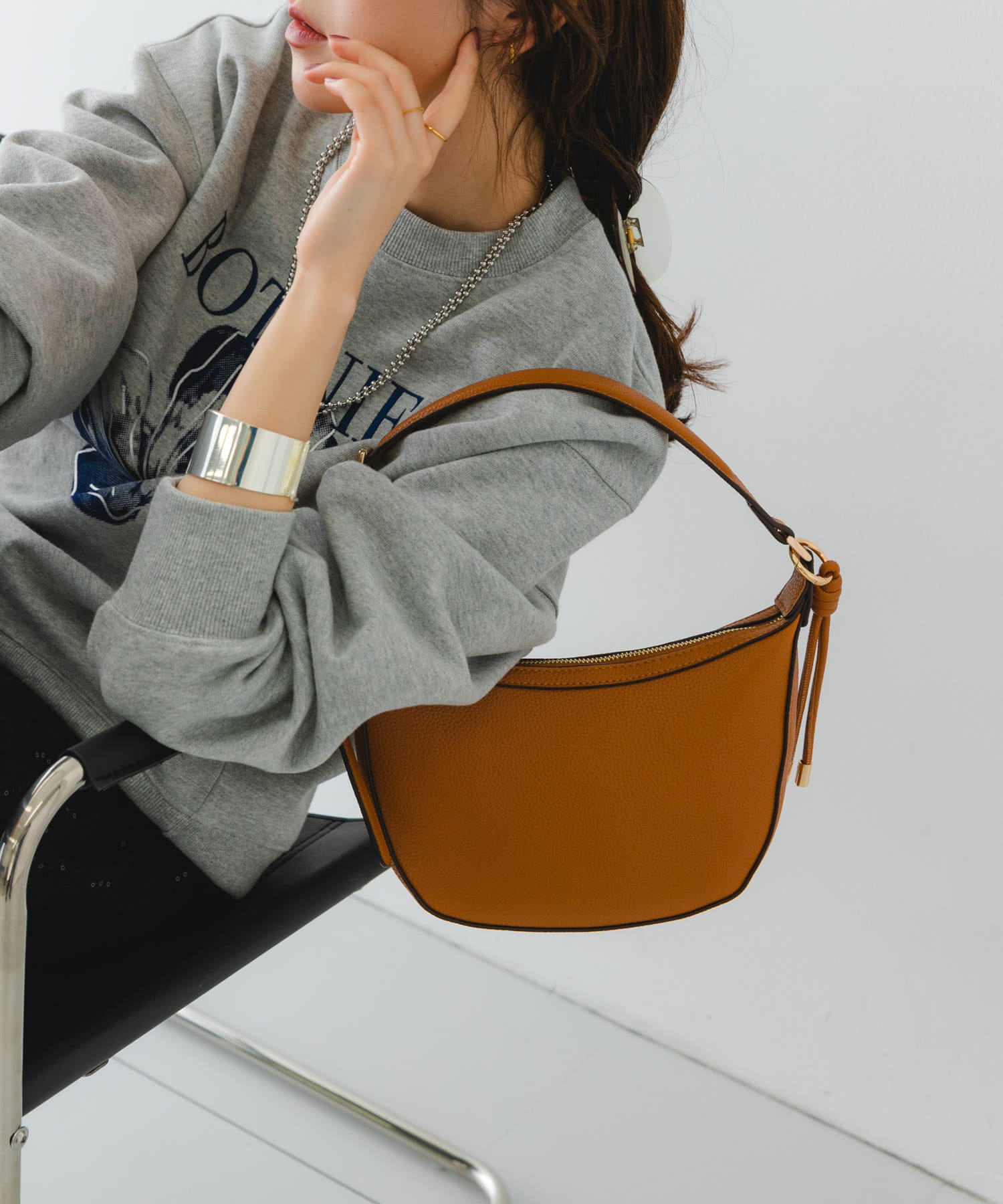 ワンハンドルムーンバッグ CAMEL one