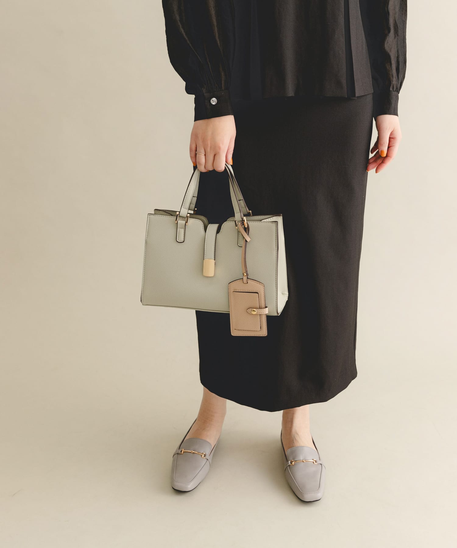 パスケース付フラップハンドバッグ GRAY one