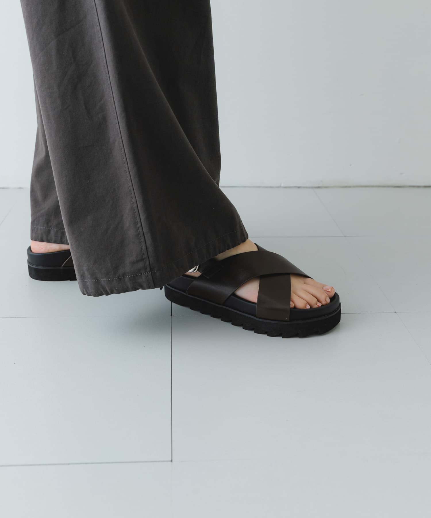フットベッドクロスサンダル BROWN 36