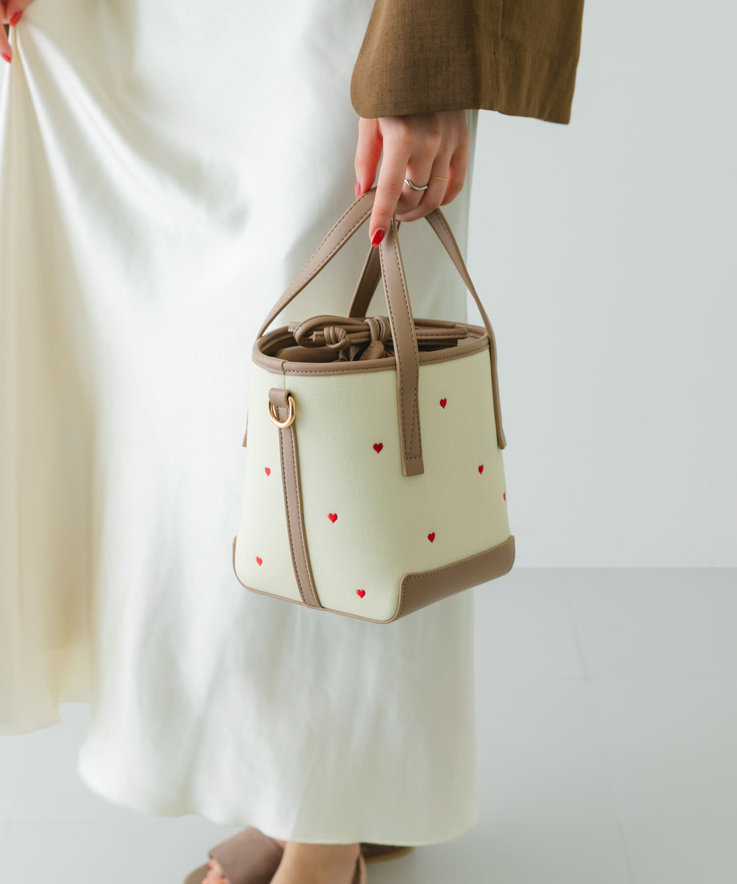 『WEB/一部店舗限定カラー』刺繍バケツバッグ BEIGExRED one