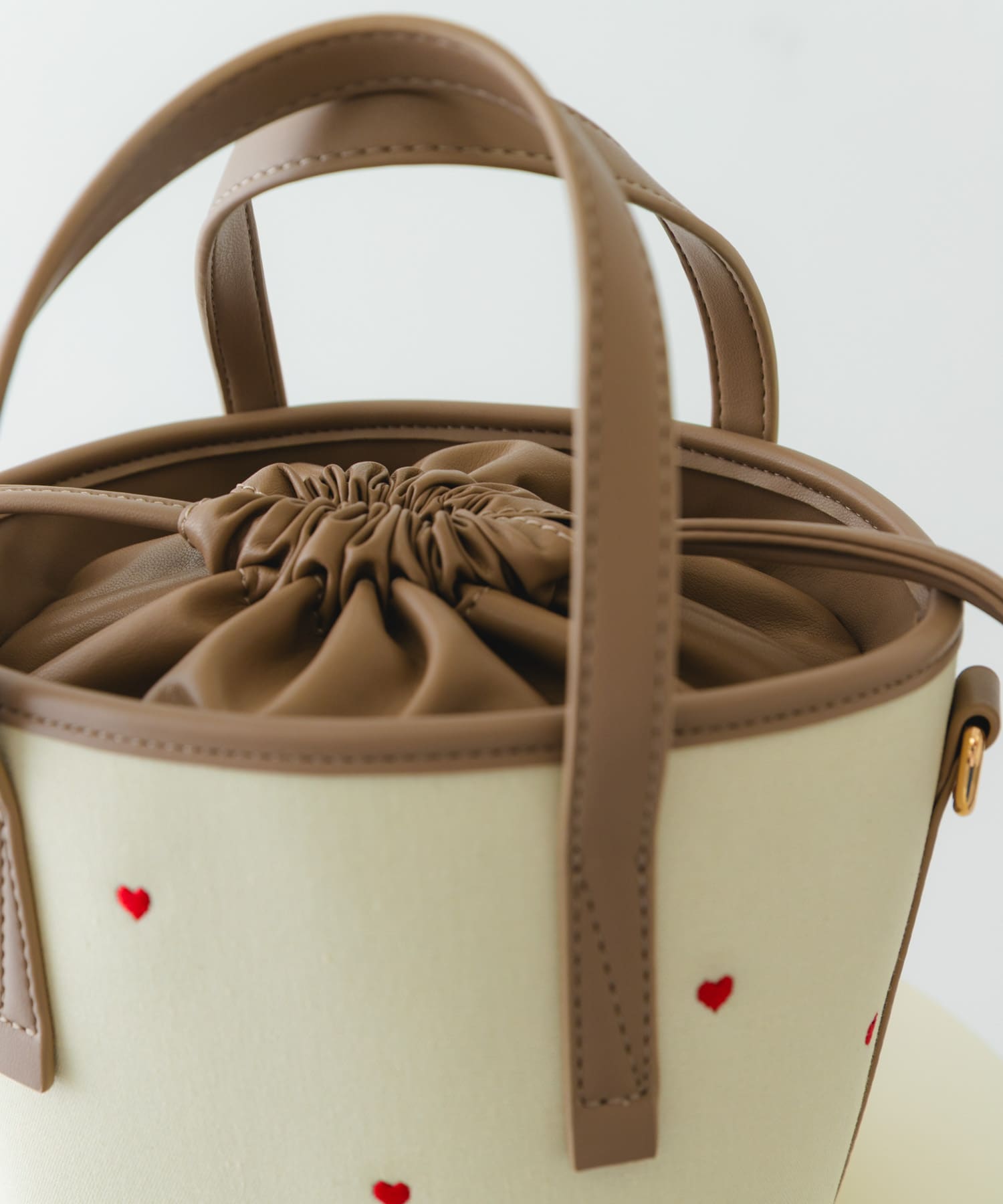 『WEB/一部店舗限定カラー』刺繍バケツバッグ BEIGExRED one