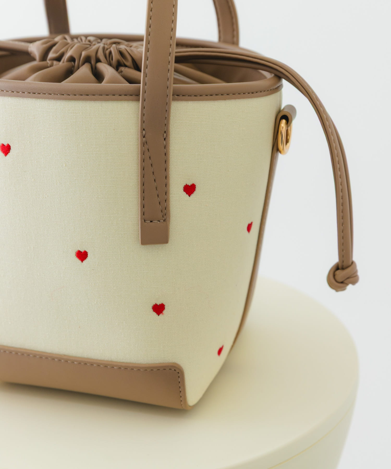 『WEB/一部店舗限定カラー』刺繍バケツバッグ BEIGExRED one