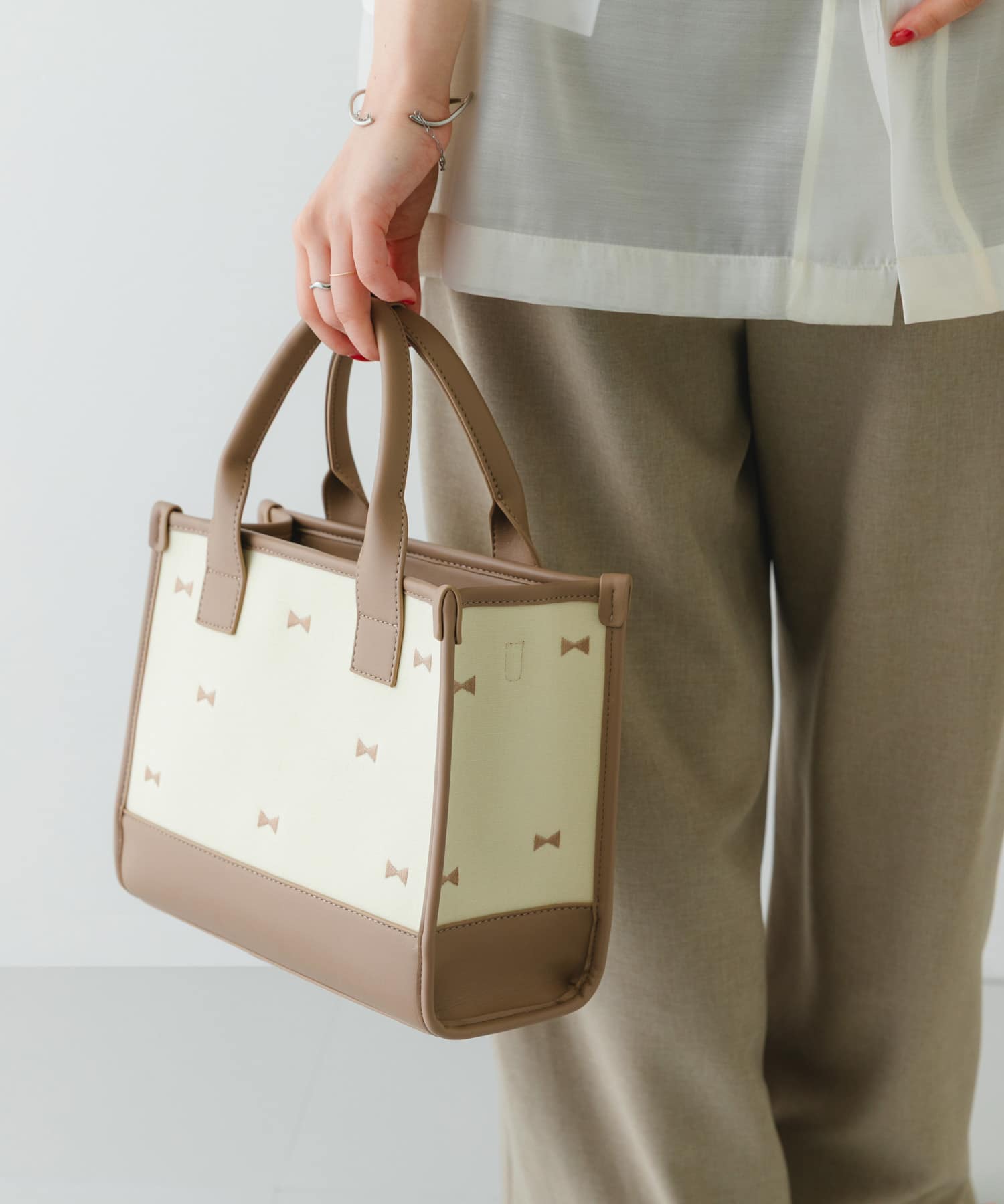 刺繍スクエアバッグ BEIGE one