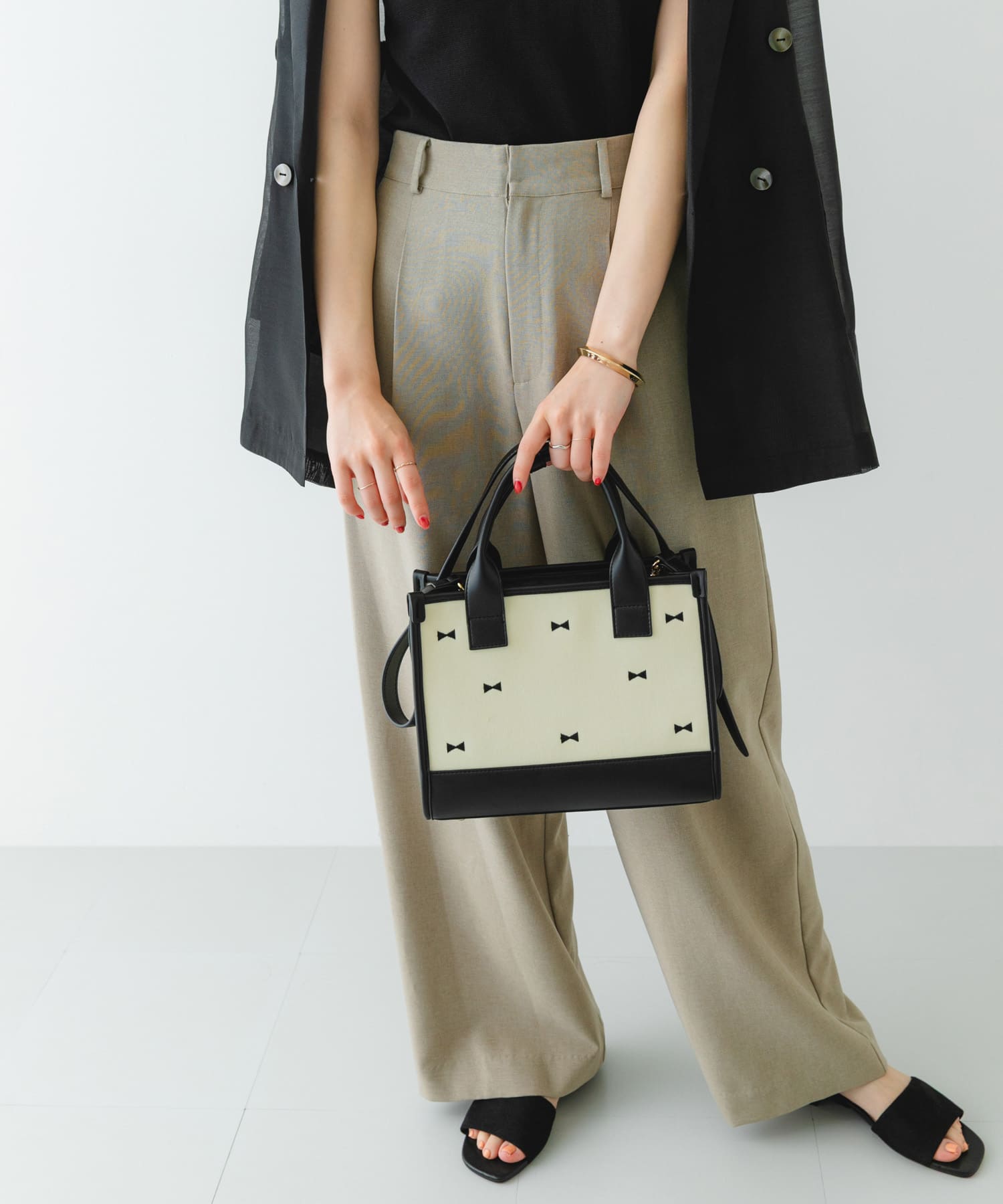 刺繍スクエアバッグ BLACK one