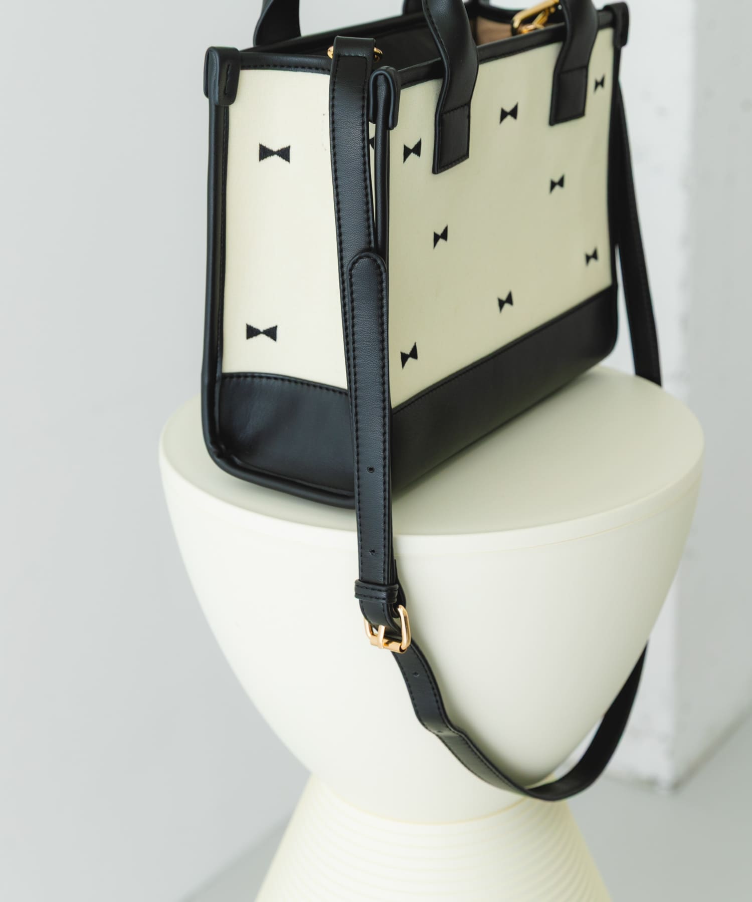 刺繍スクエアバッグ BLACK one
