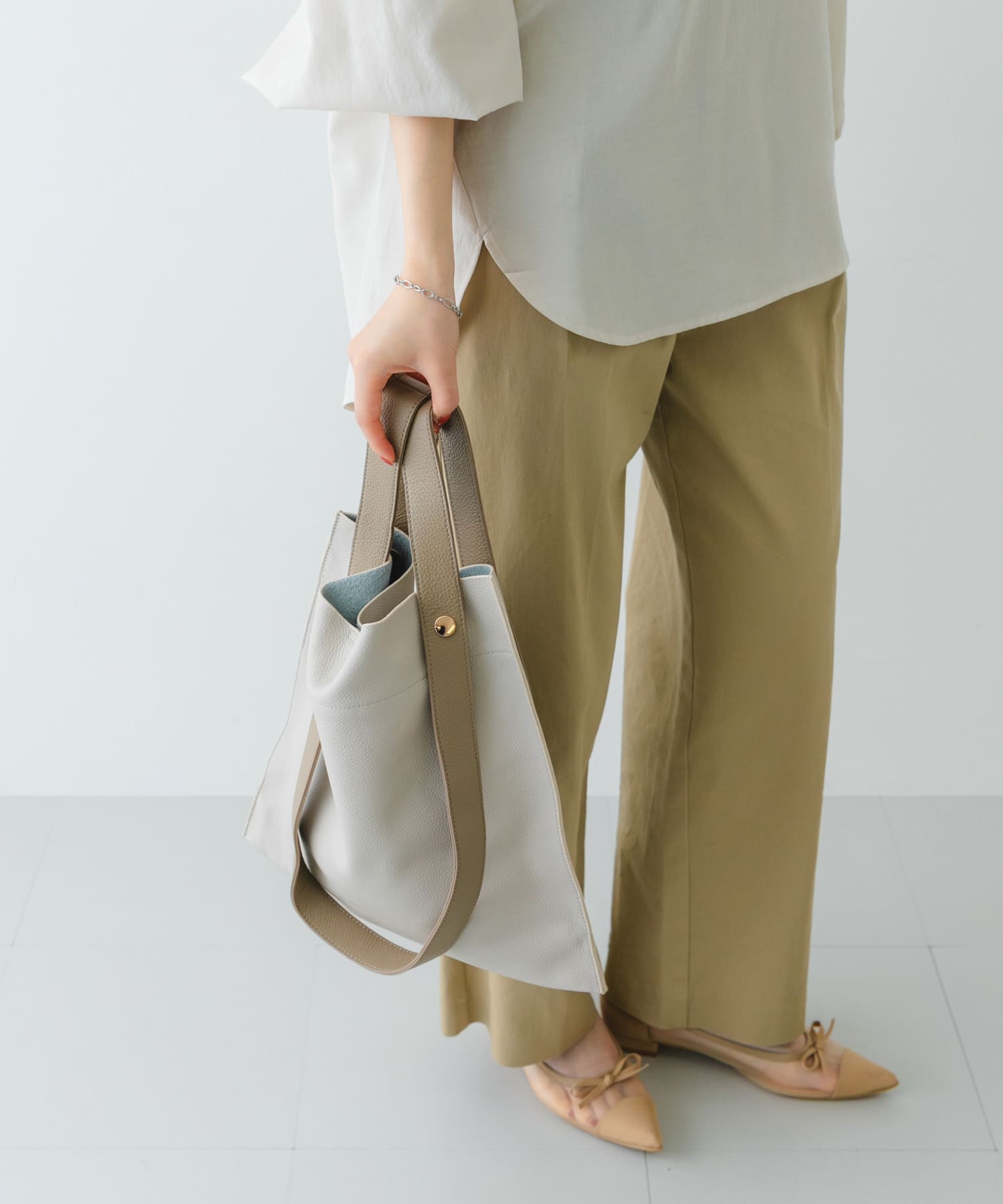 『一部別注カラー』BEAURE　カウレザー2デザインベルトバッグ IVORYxGRG one